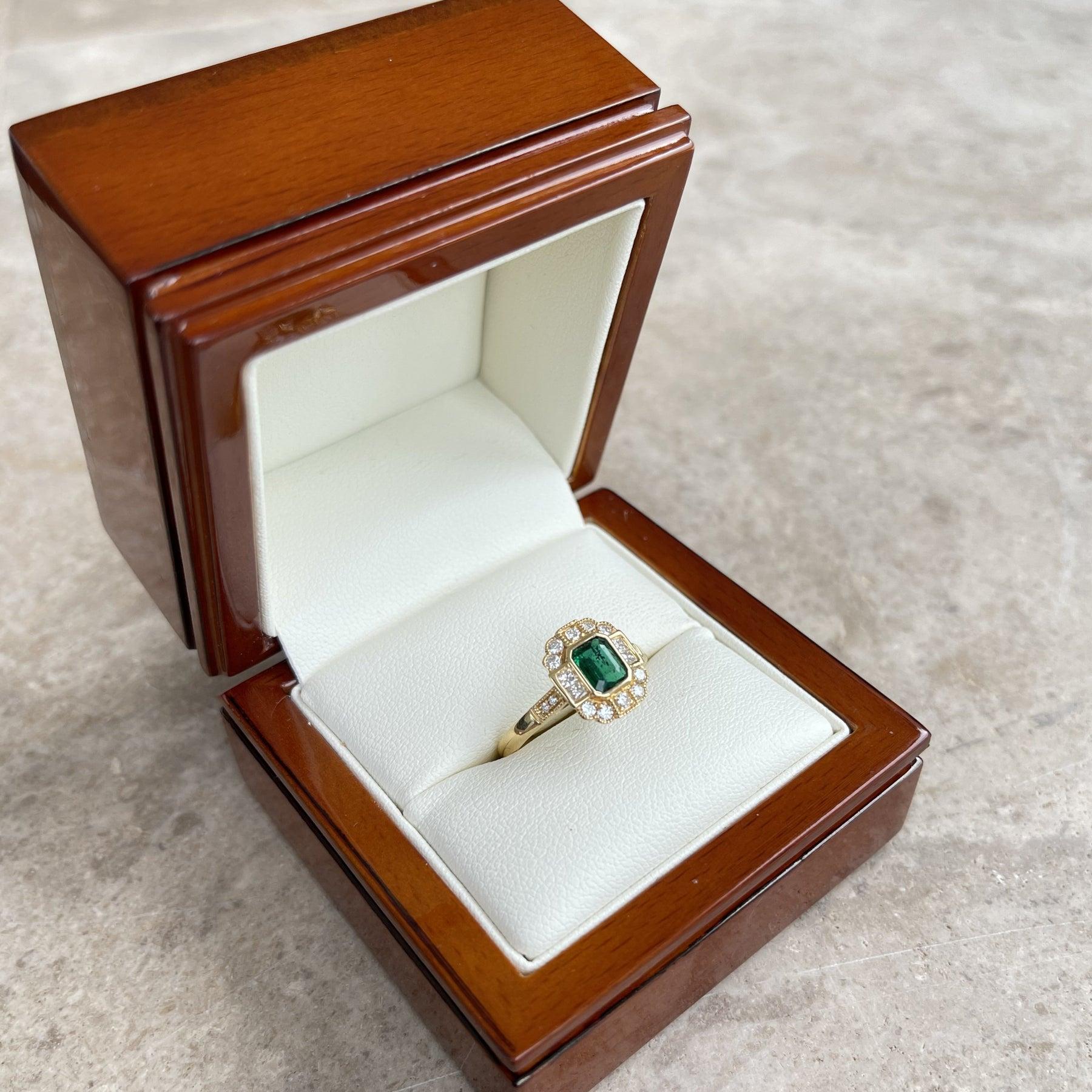 For Sale:  18ct Yellow Gold Ring with Colombian Emerald and Diamond 9