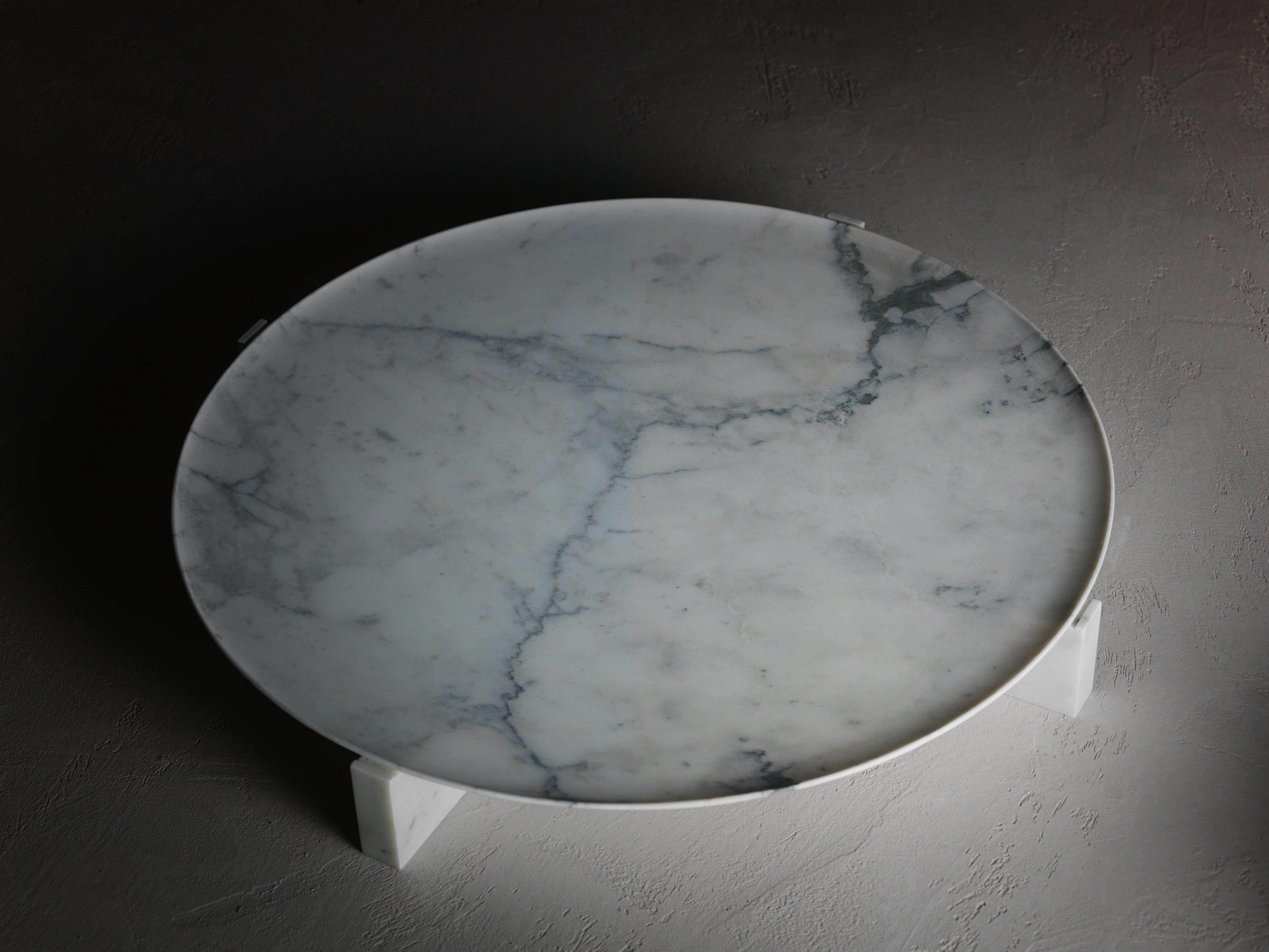 Deko-Objekt Imperial L von Kreoo 
Entworfen von Christophe Pillet
Abmessungen: Ø 72 x H 9 cm.
MATERIALIEN: Calacatta Carrara-Marmor.

Erhältlich in verschiedenen Marmor- und Travertinvarianten. Erhältlich in drei verschiedenen Größen. Bitte