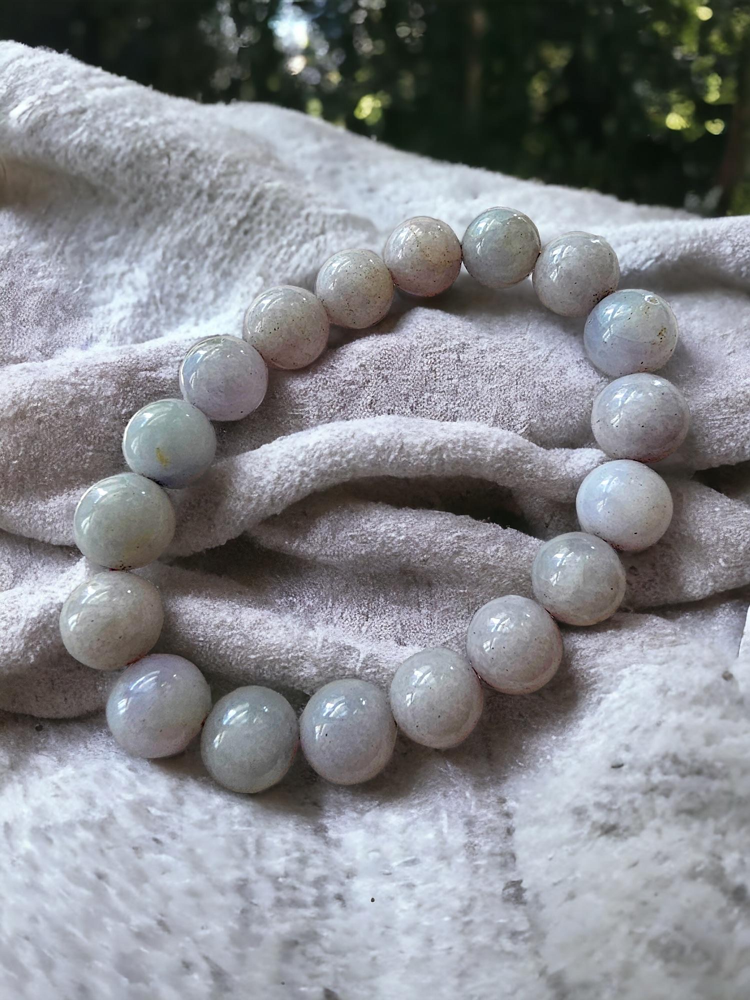 Bracelet impérial de perles de jade birman violet et lavande (10-10.5mm chaque x 18 perles) 06005

10-10.5mm chacune, 18 perles de jadéite lavande et verte parfaitement calibrées. Ce bracelet en perles de jadéite A de Birmanie est l'une des teintes