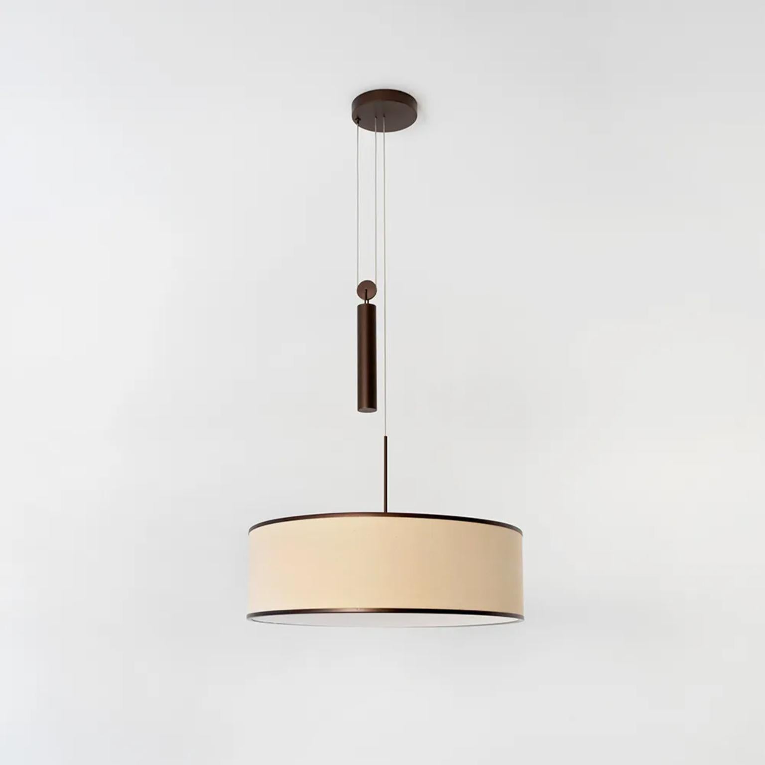 Lampada a sospensione Imperial di WJ Luminaire
Dimensioni: Ø 50 x H. 170 cm. 
Materiali: Alluminio e tessuto.

Disponibile in diverse opzioni di colore dell'alluminio. La lunghezza del filo è di 500 cm. Contattateci.

Tutte le nostre lampade possono