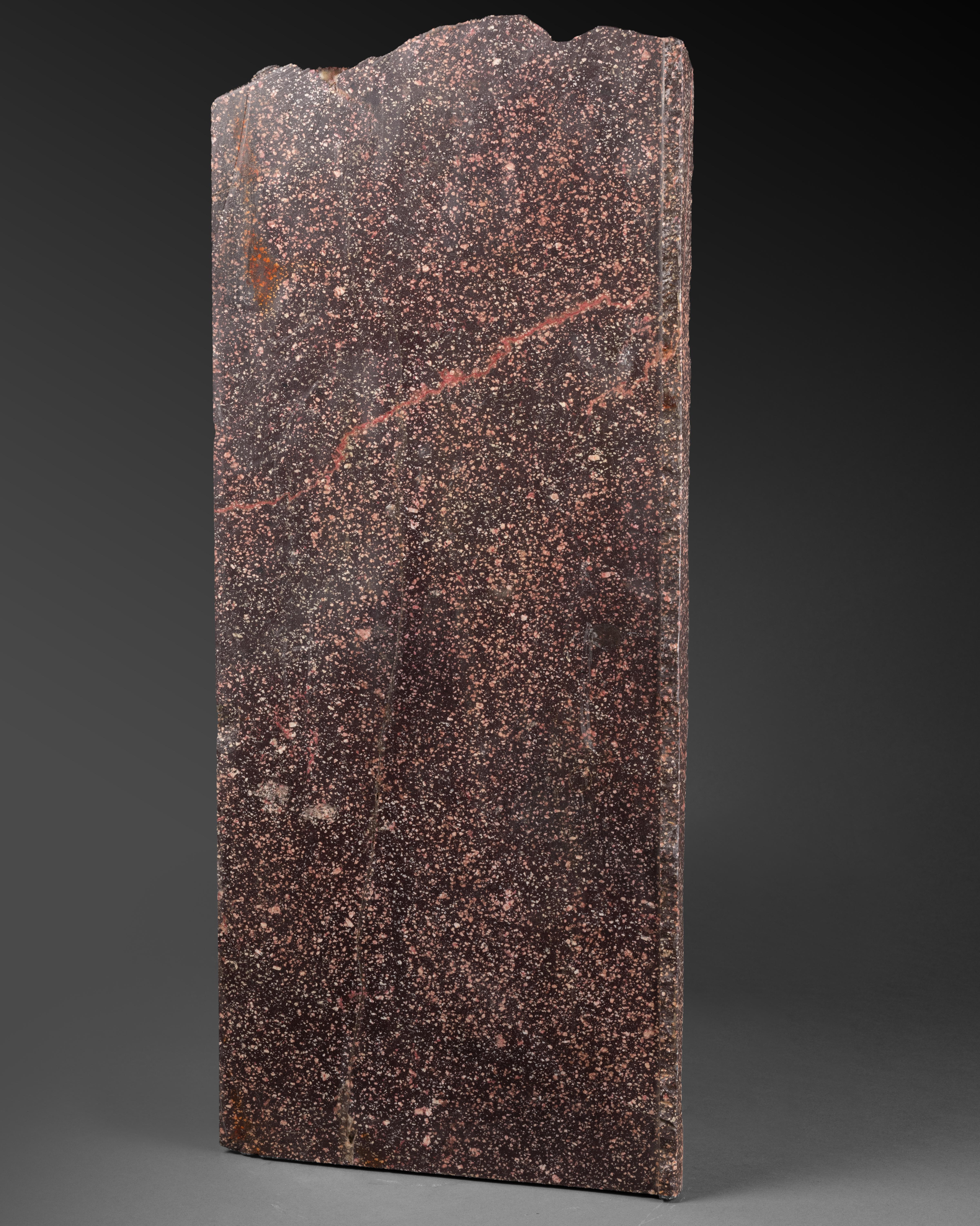 Gran pieza de pórfido rojo egipcio pulido
Época romana
28,5 x 67 x 2 cm


Gran pieza rectangular y fina de pórfido rojo egipcio.  Una cara presenta antiguas marcas de cincel, mientras que la otra está pulida y puede utilizarse como consola o tablero