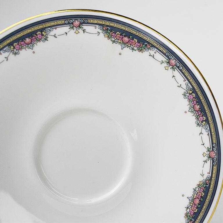 Inglese Piattino Royal Doulton Imperial Bone China con disegno floreale e oro, Inghilterra in vendita