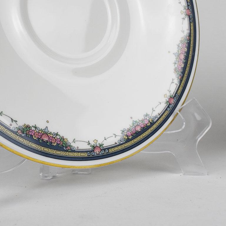 Piattino Royal Doulton Imperial Bone China con disegno floreale e oro, Inghilterra In condizioni ottime in vendita a Oklahoma City, OK