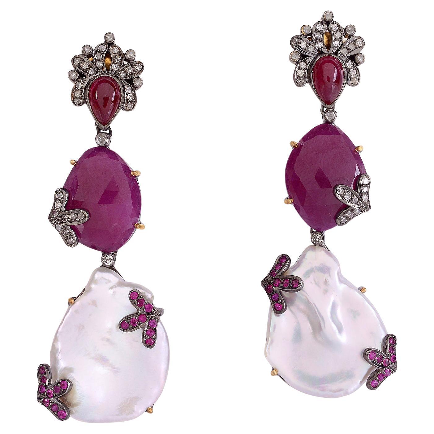 Orecchini pendenti con rubino imperiale e perle barocche in vendita