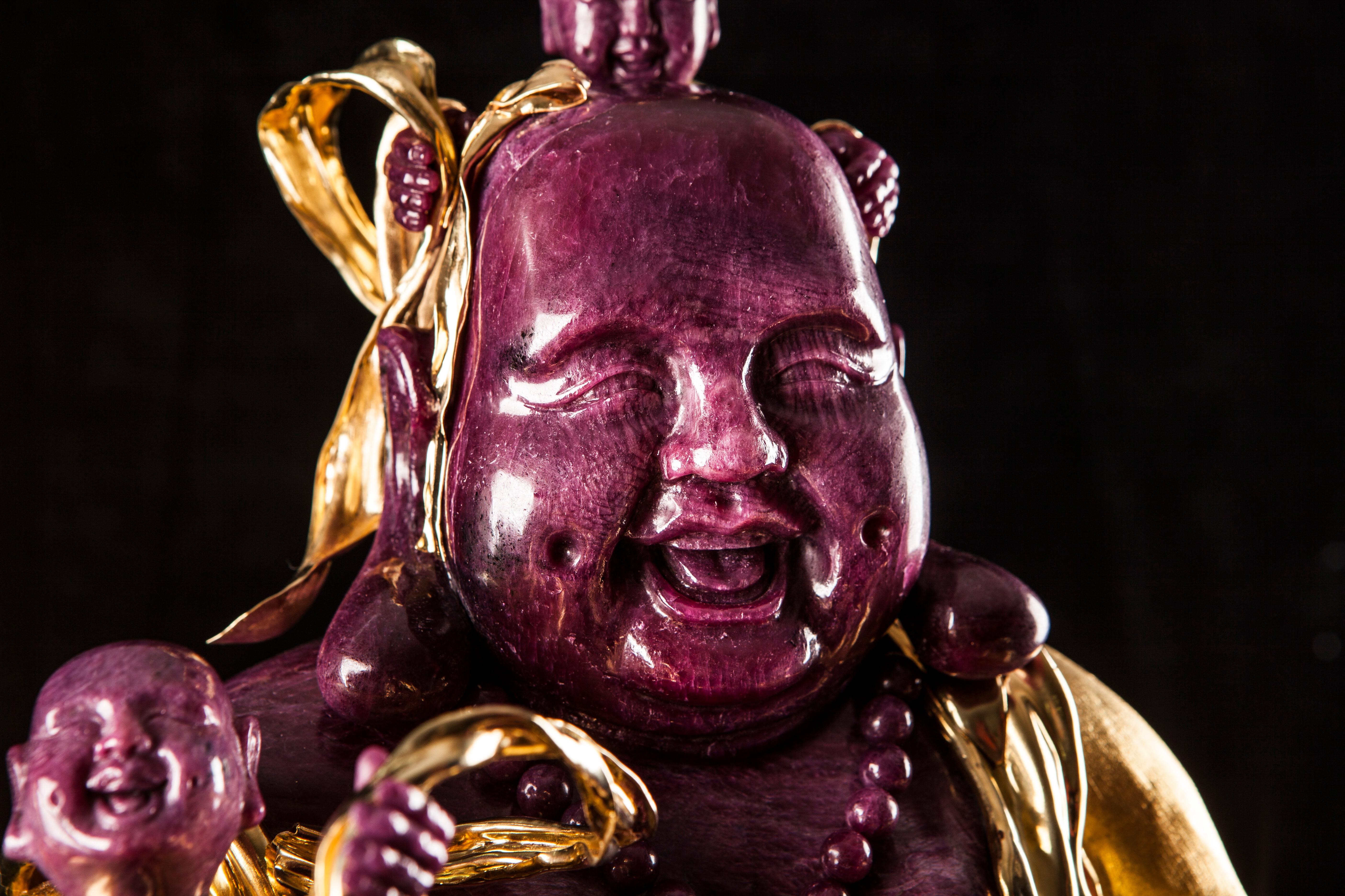 Un capolavoro di monumentale artigianato lapidario, questa eccezionale scultura presenta Hvsang e i suoi assistenti bambini, un arhat del Buddha, squisitamente scolpiti da un unico massiccio esemplare di rubino. Ricco di sfumature rosso-violacee e