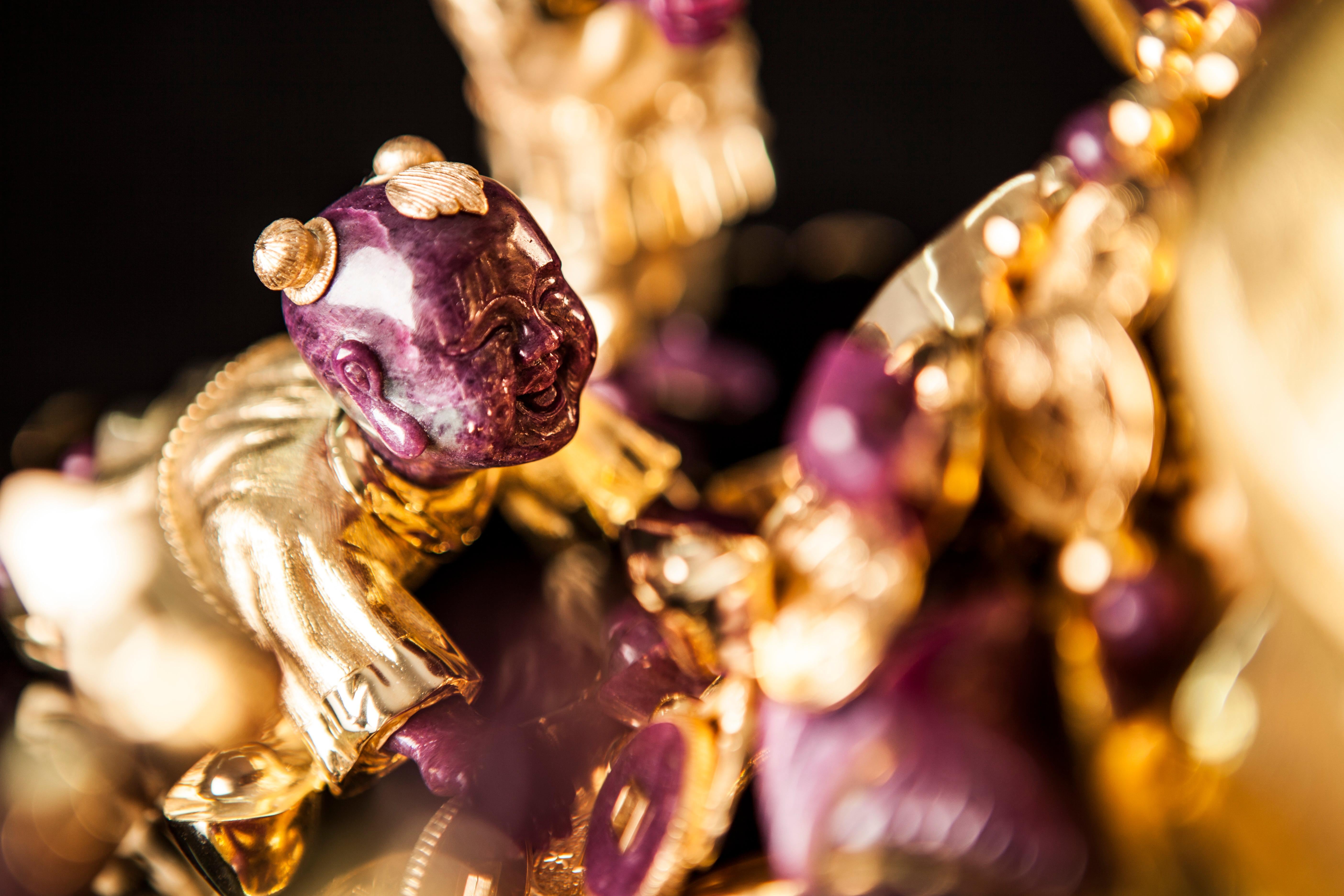 XXI secolo e contemporaneo Imperial Gold Buddha ridente con bambini Massive Ruby Carved & Gold Vermeil in vendita