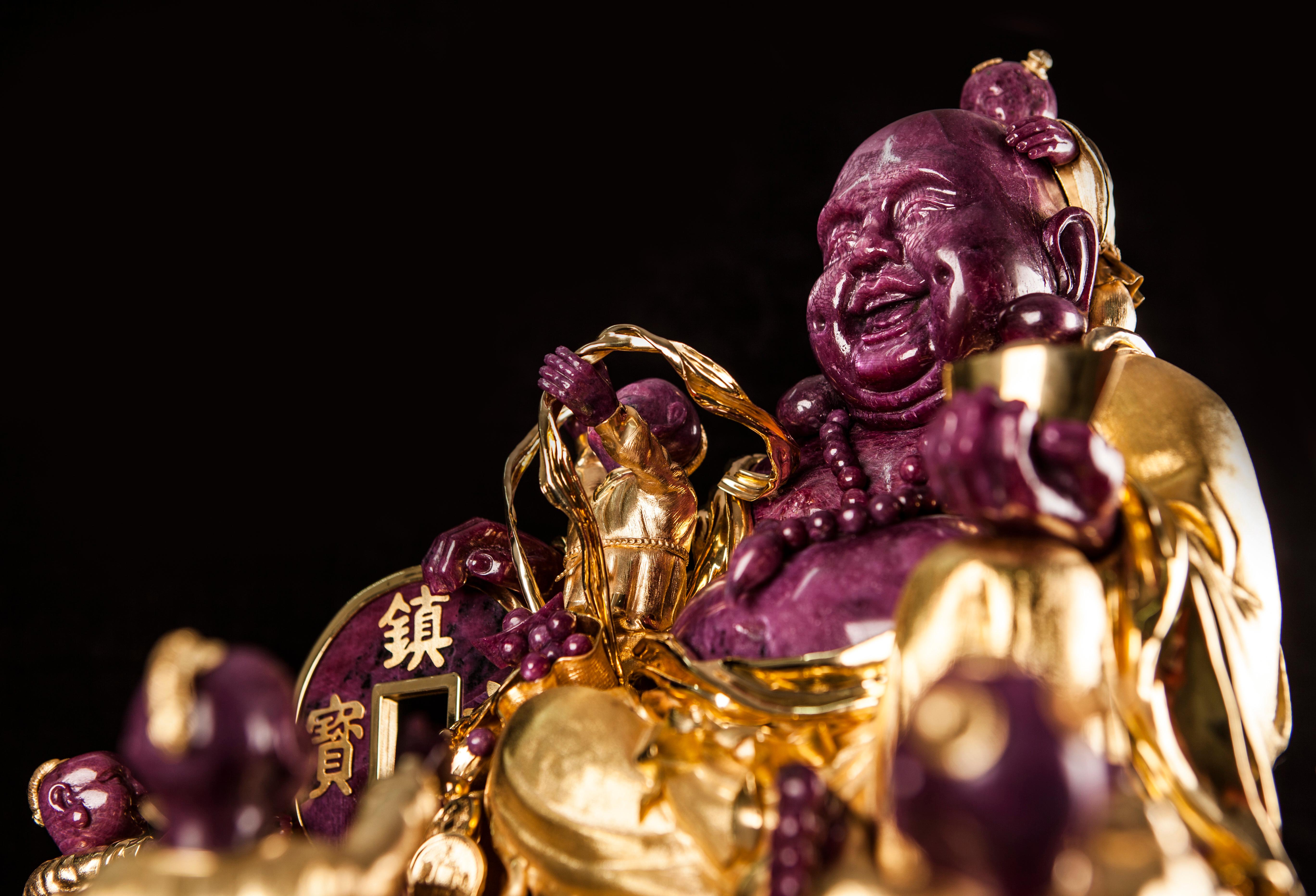 Oro Imperial Gold Buddha ridente con bambini Massive Ruby Carved & Gold Vermeil in vendita