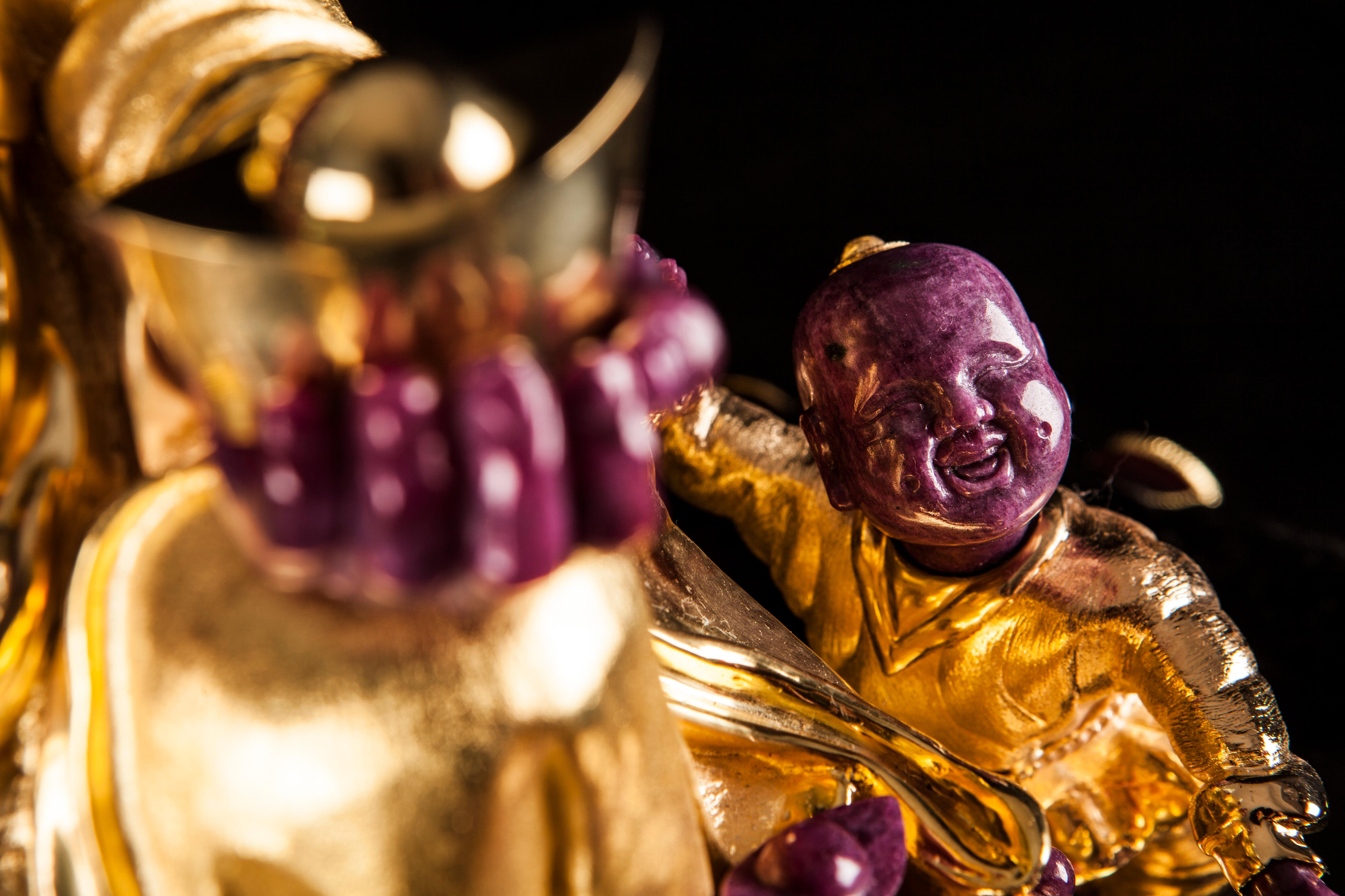 Imperial Gold Buddha ridente con bambini Massive Ruby Carved & Gold Vermeil in vendita 2
