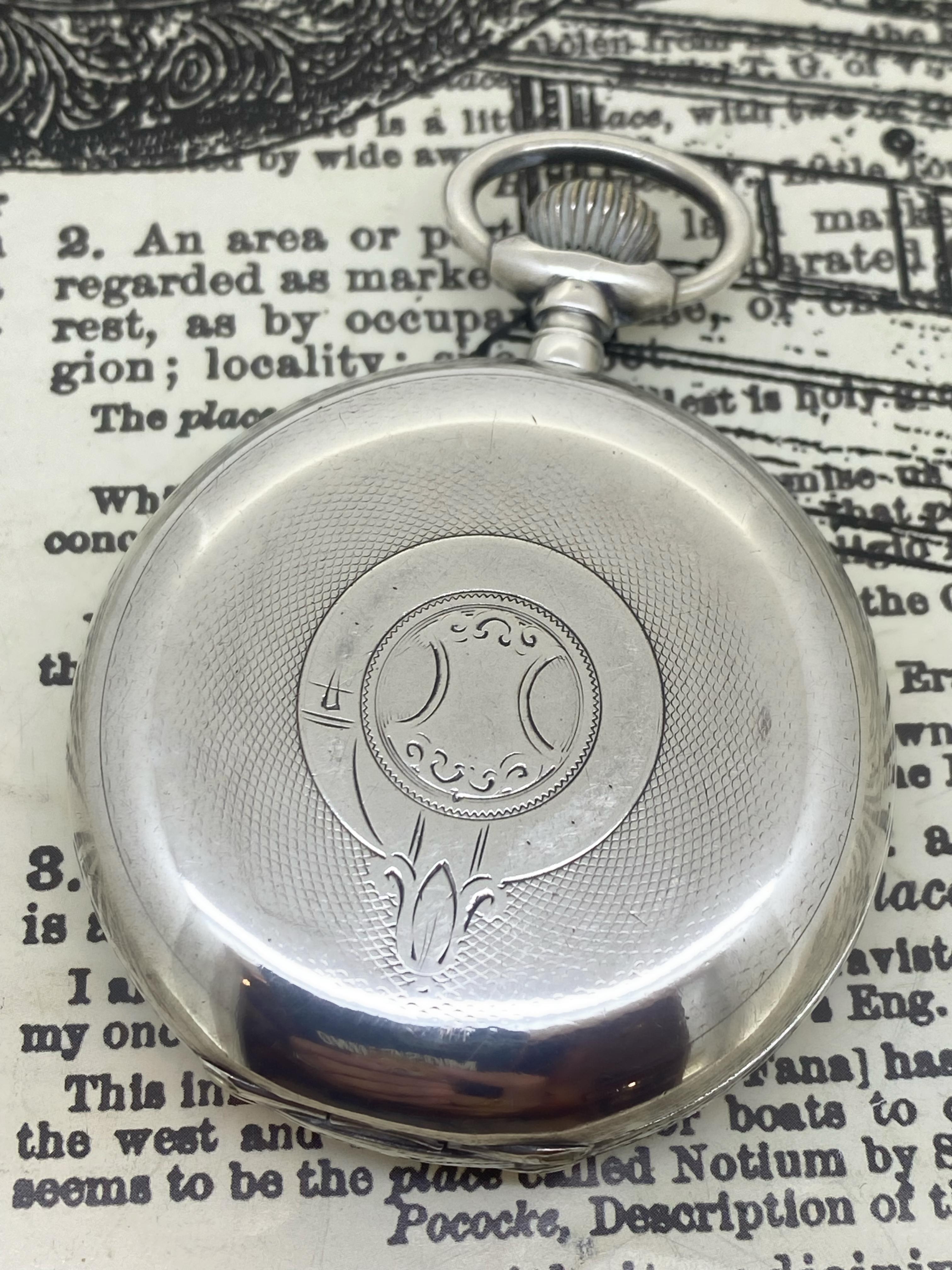 Fein & Selten, diese große & solide Taschenuhr ist 
der Schweizer Luxusmarke Borel Huguenin / Neuchatel  

Die Taschenuhr wurde von der Firma Bros. Risin von Tzarizin
(heute Wolgograd) & mit einer Gravur in kyrillischer Schrift: 
