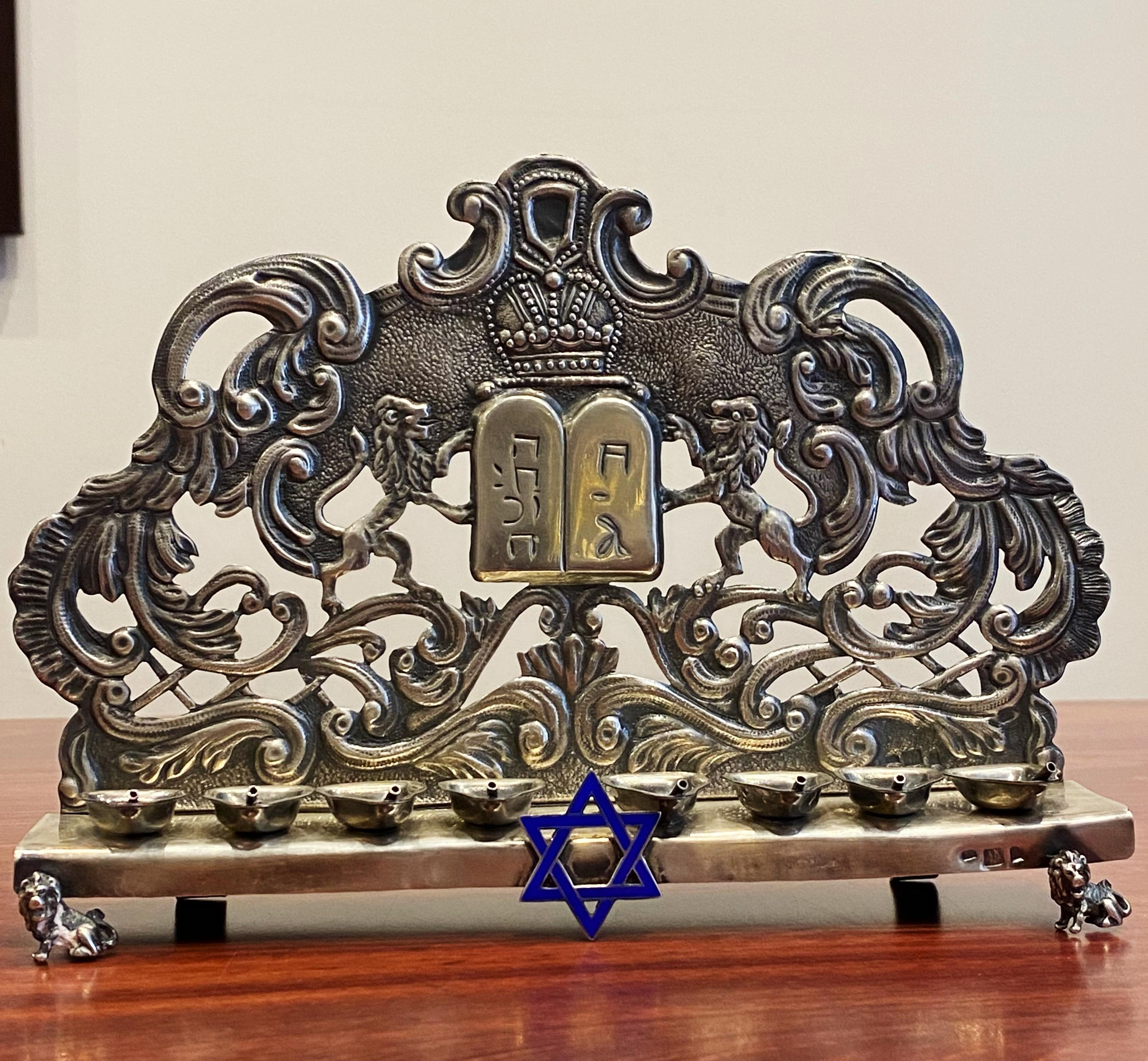 Cette superbe Menorah en argent de la Russie impériale / 
La lampe à huile de Hanoukka est une trouvaille rare
 
Estampillé 84 et poinçonné 