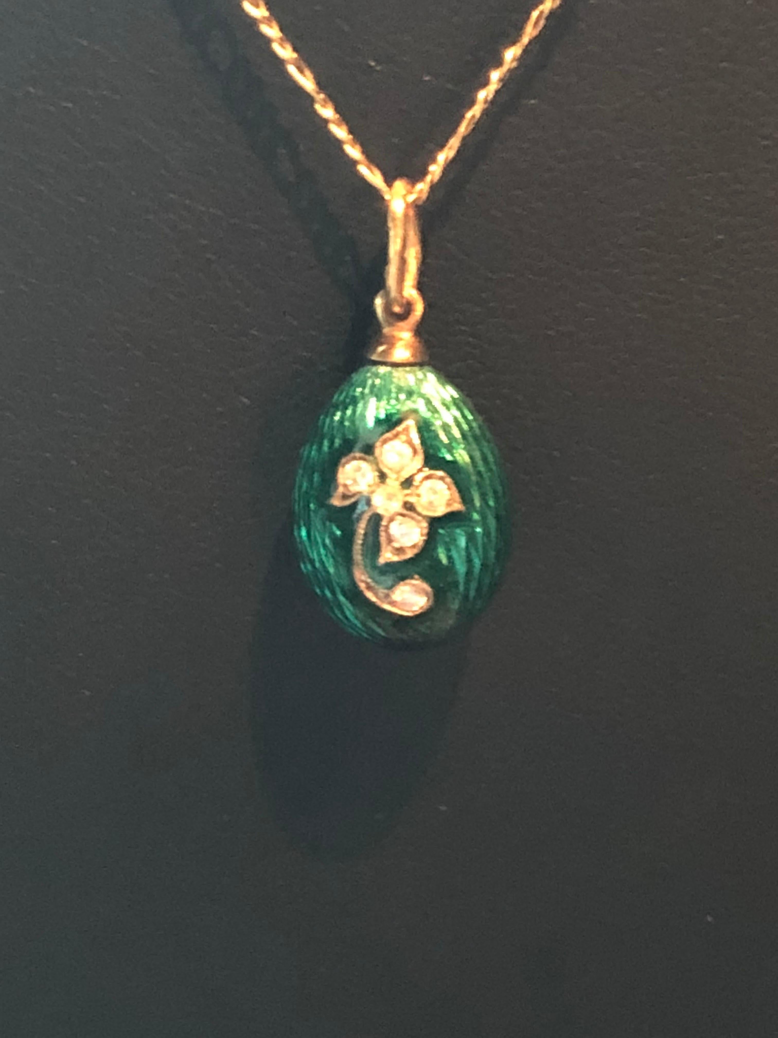 Imperial Russian 18 Karat Gulloche Enamel Egg Pendent In Excellent Condition For Sale In Houston, TX