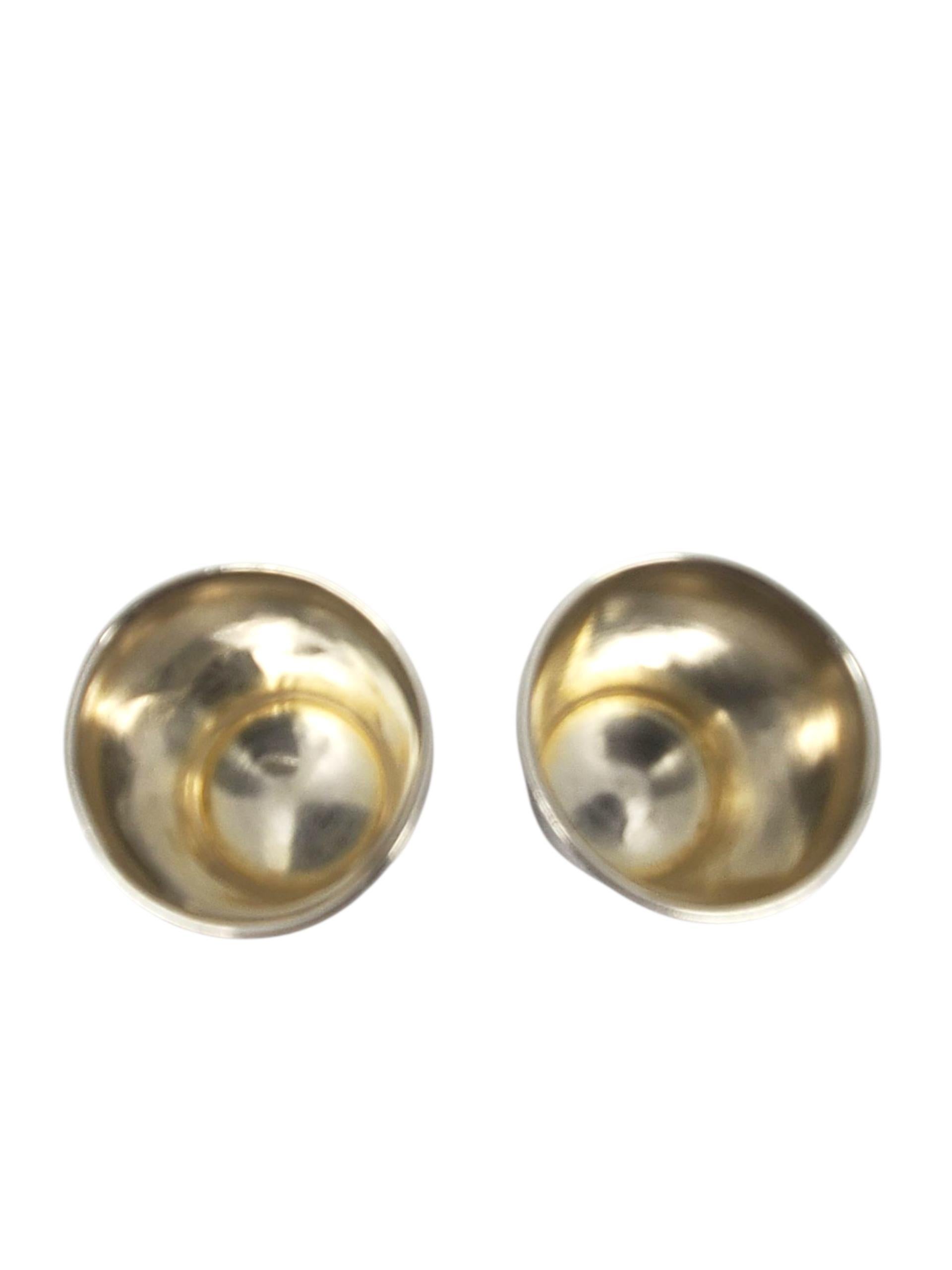 Coppe cordiali in argento Sterling Zolotnik Imperial Russian 84 - set di 2 -

Questo bellissimo set di due coppe cordiali imperiali russe in argento sterling sono incise a mano con motivi geometrici incisi e recanti il marchio 84 NE 3.

Dimensioni: