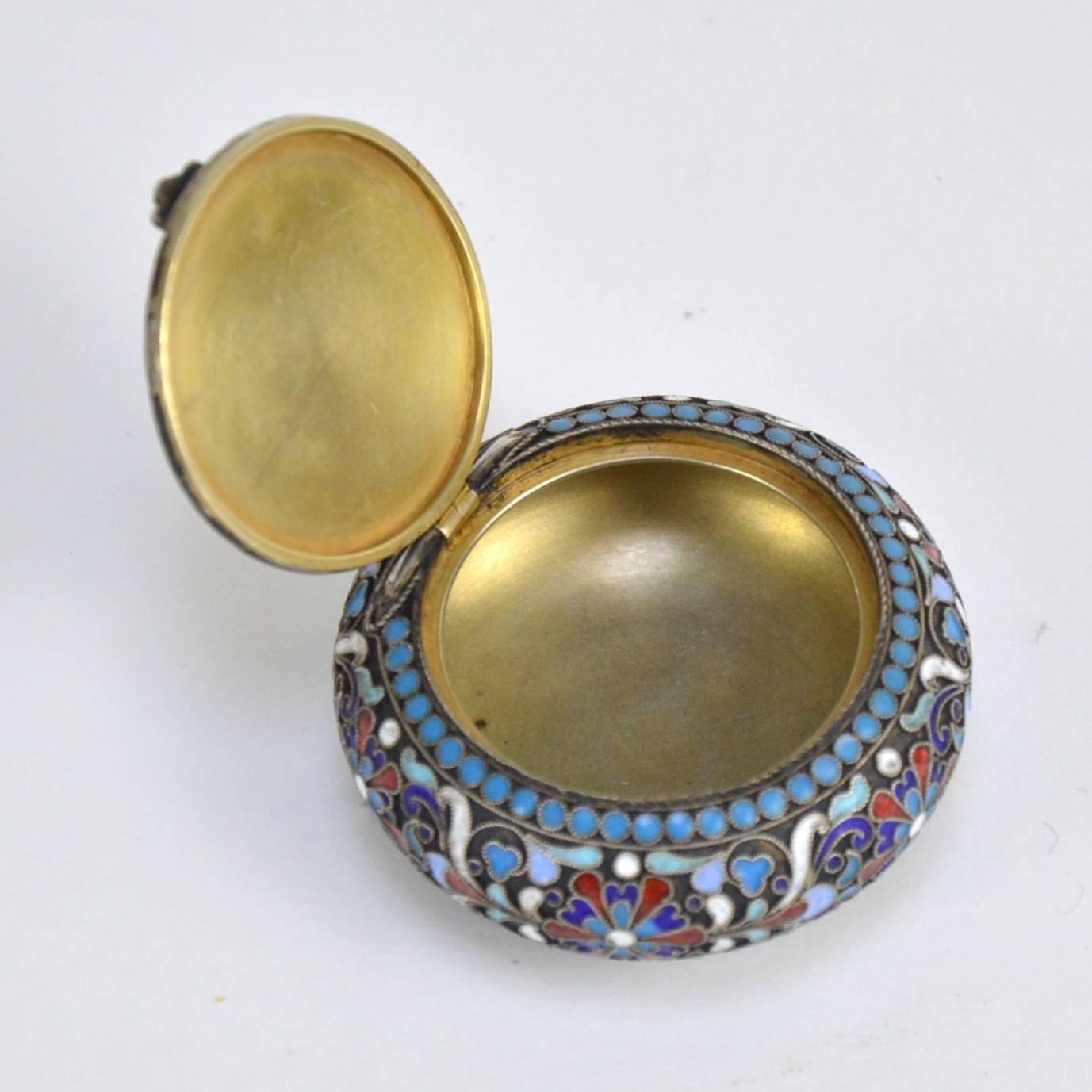 Imperial Russian Cloisonné Enamel and Gilt Silver Box Moscow, 19th Century In Good Condition In Brussels, BE