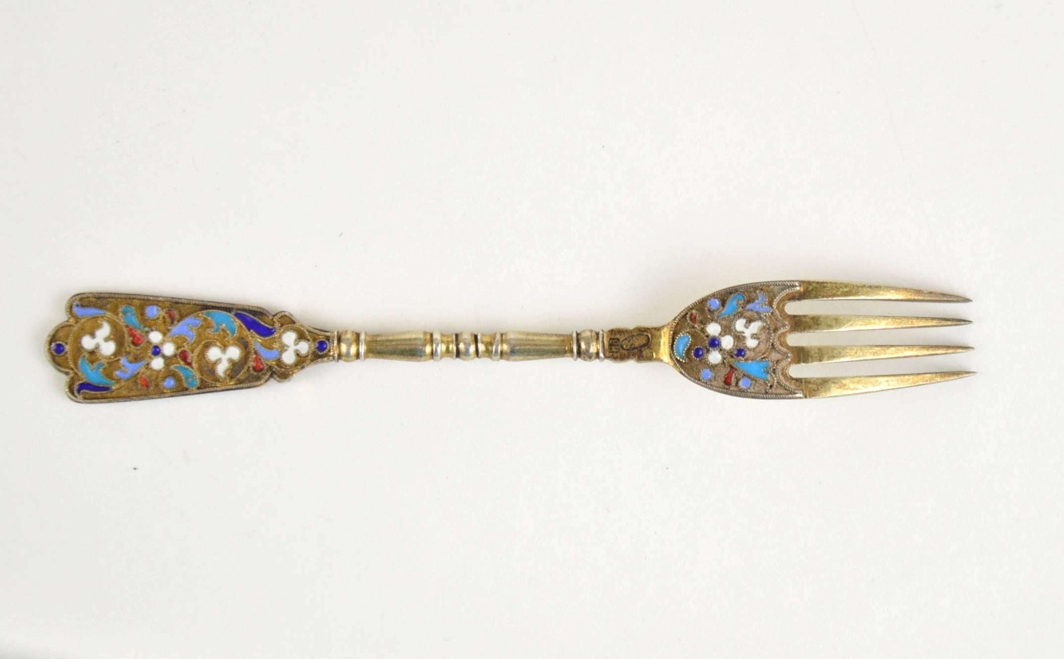 Imperial Russian cloisonné enamel and silver fork. Finely hand decorated with a multi-color enamel scrolling foliage, flowers and pan-slavic ornamentation against a gilt stippled background. Hallmarked with '84' Imperial Russian Silver standard and