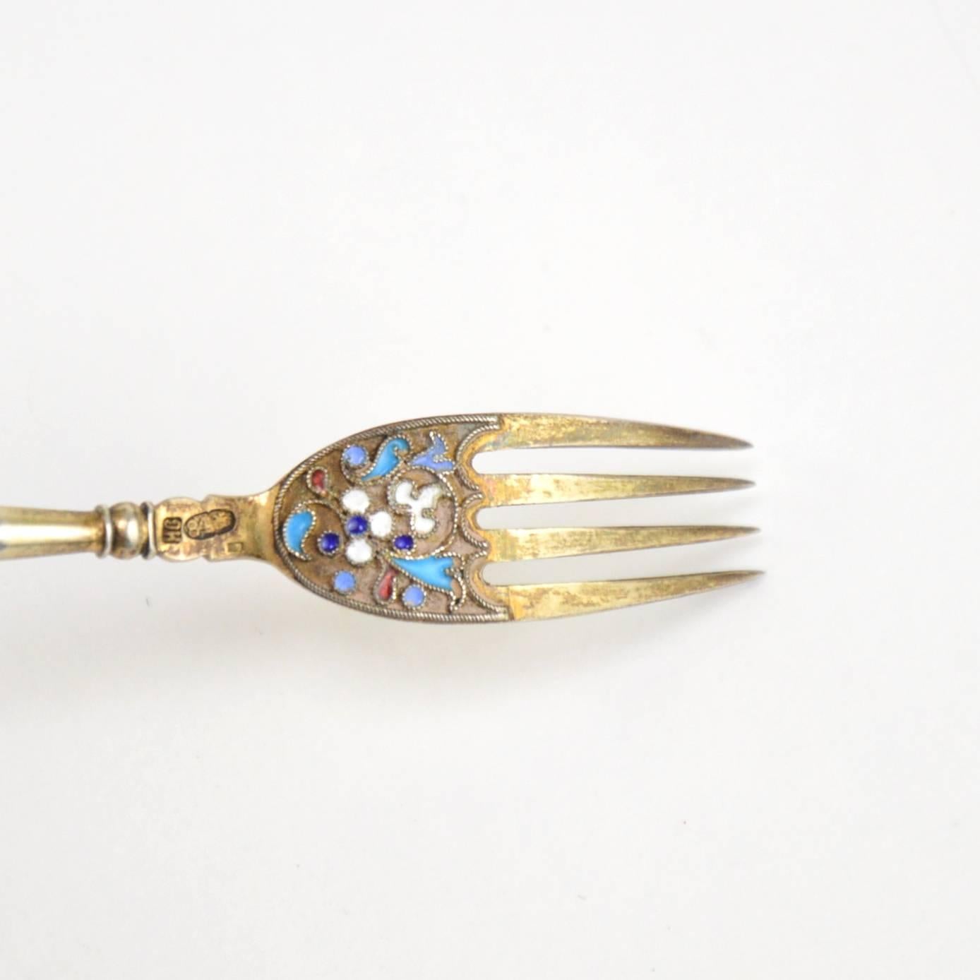 Imperial Russian Cloisonné Enamel and Gilt Silver Fork Moscow, 19th Century In Excellent Condition For Sale In Brussels, BE