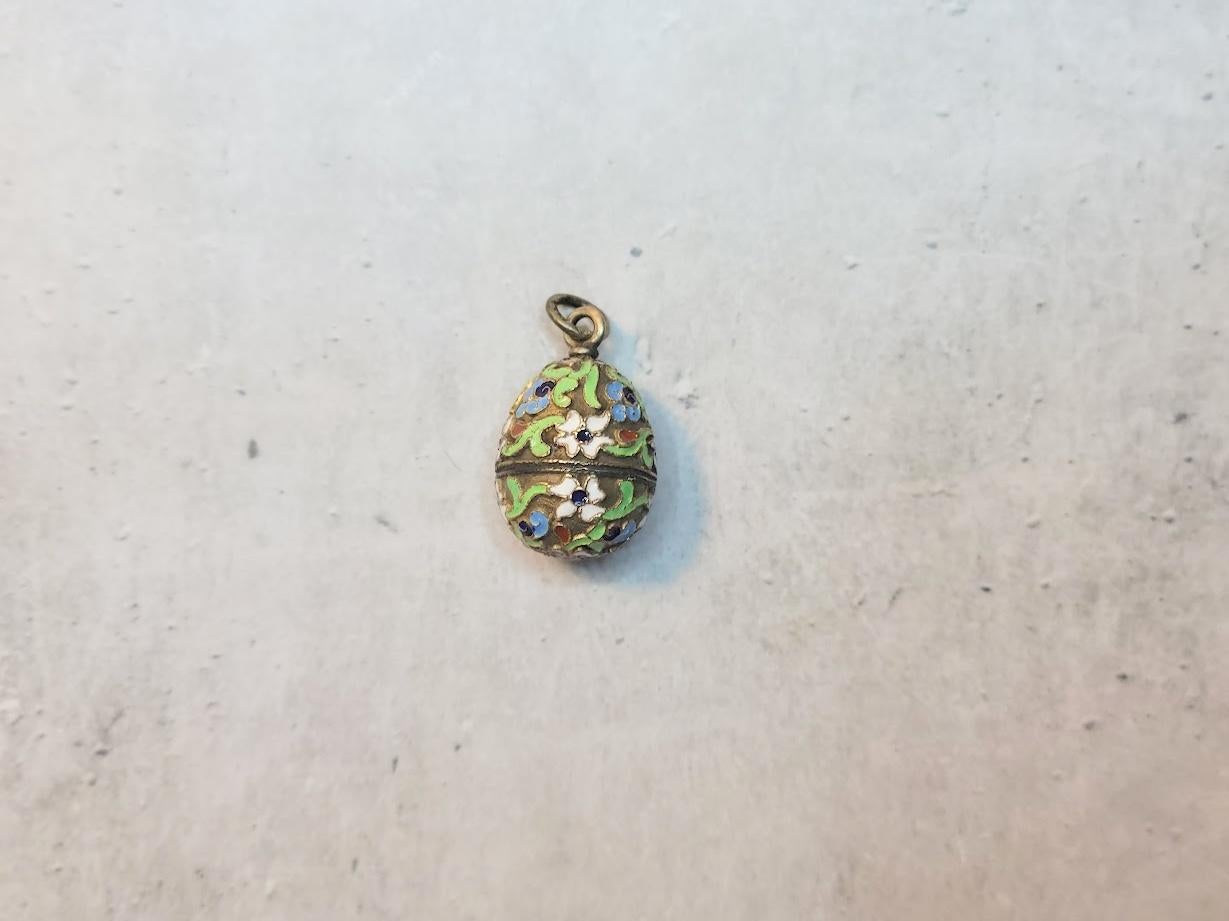 Colgante de huevo de esmalte cloisonné dorado del maestro de Fabergé Feodor Afanasiev, que recuerda la artesanía medieval rusa. Fabricado en el Imperio Ruso, Moscú, finales del siglo XIX/principios del siglo XX.
Feodor Afanasiev (cirílico 