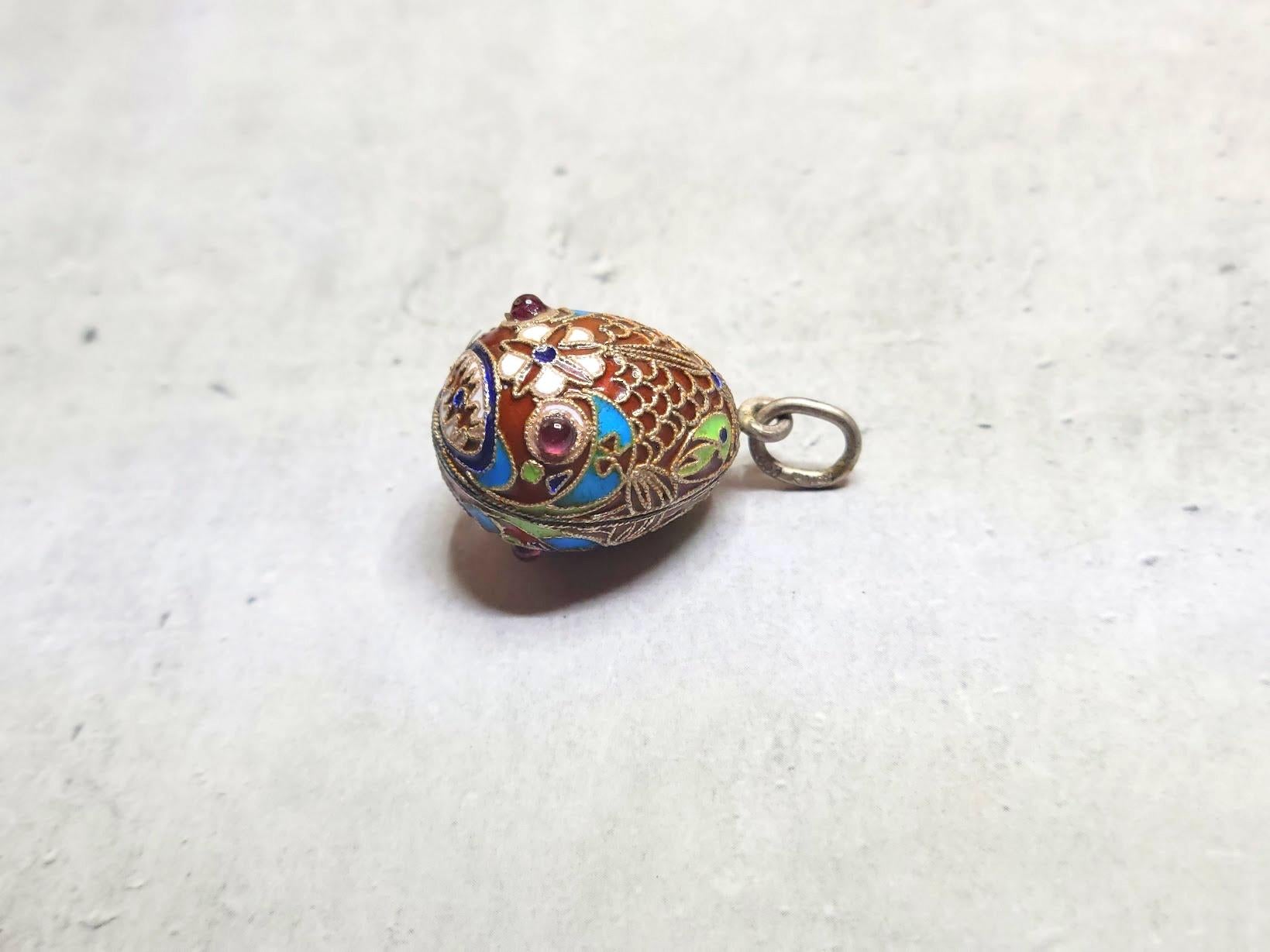 Cabochon Ciondolo a forma di uovo in smalto cloisonne della Russia imperiale, opera del maestro Ivan Khlebnikov in vendita