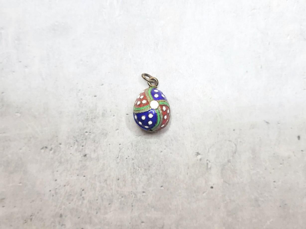 Questo antico ciondolo a forma di uovo in argento dorato della Russia imperiale mostra colorati smalti cloisonné policromi raffiguranti simpatici ornamenti a pois prodotti dall'eccezionale gioielliere Ivan Khlebnikov.

Dimensioni:
Altezza (escluso