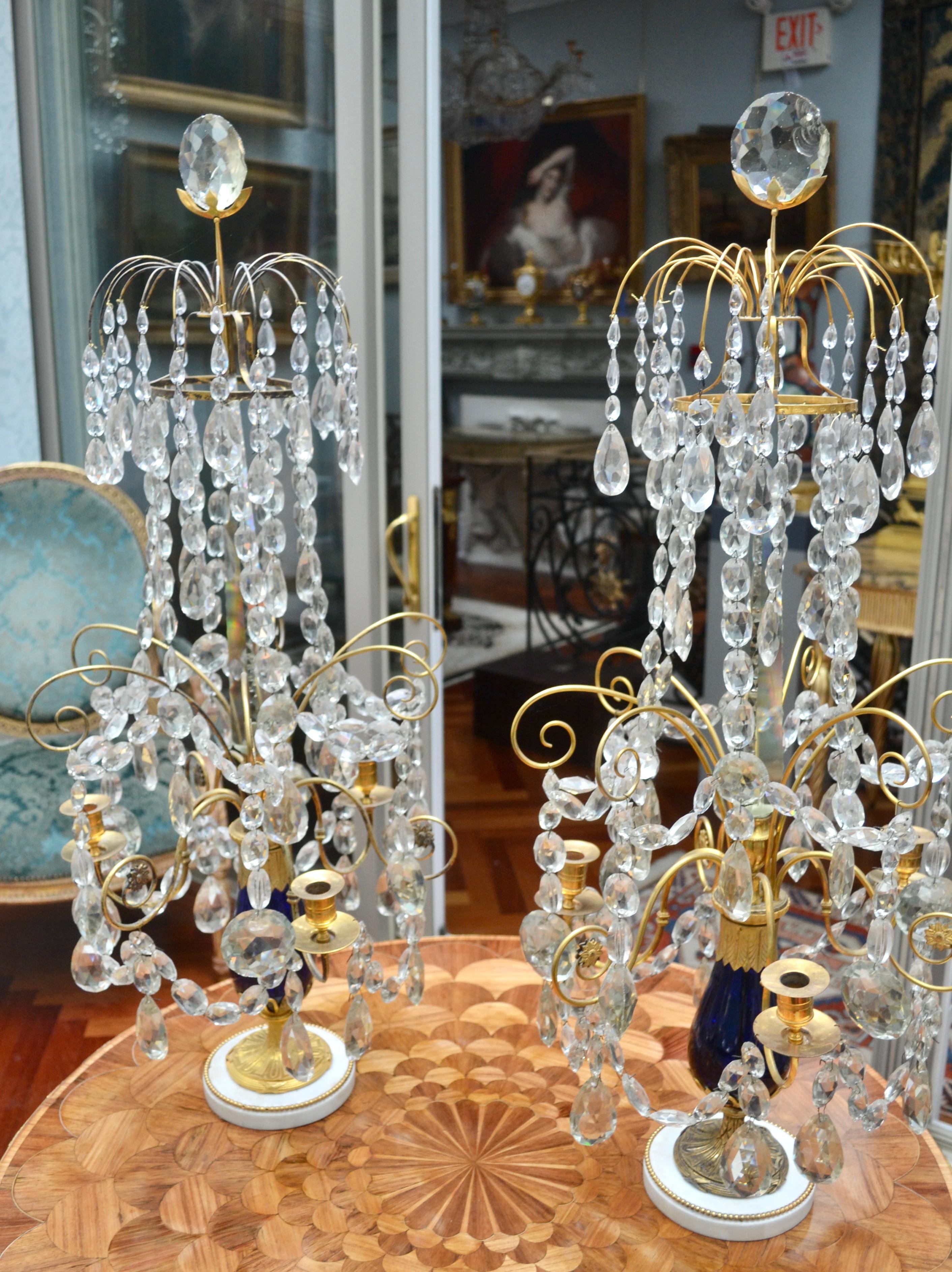 Russisches kaiserliches Kristall Kobaltblaues Glas und vergoldete Bronze Girandolen Tsar Ära (Gustavianisch) im Angebot
