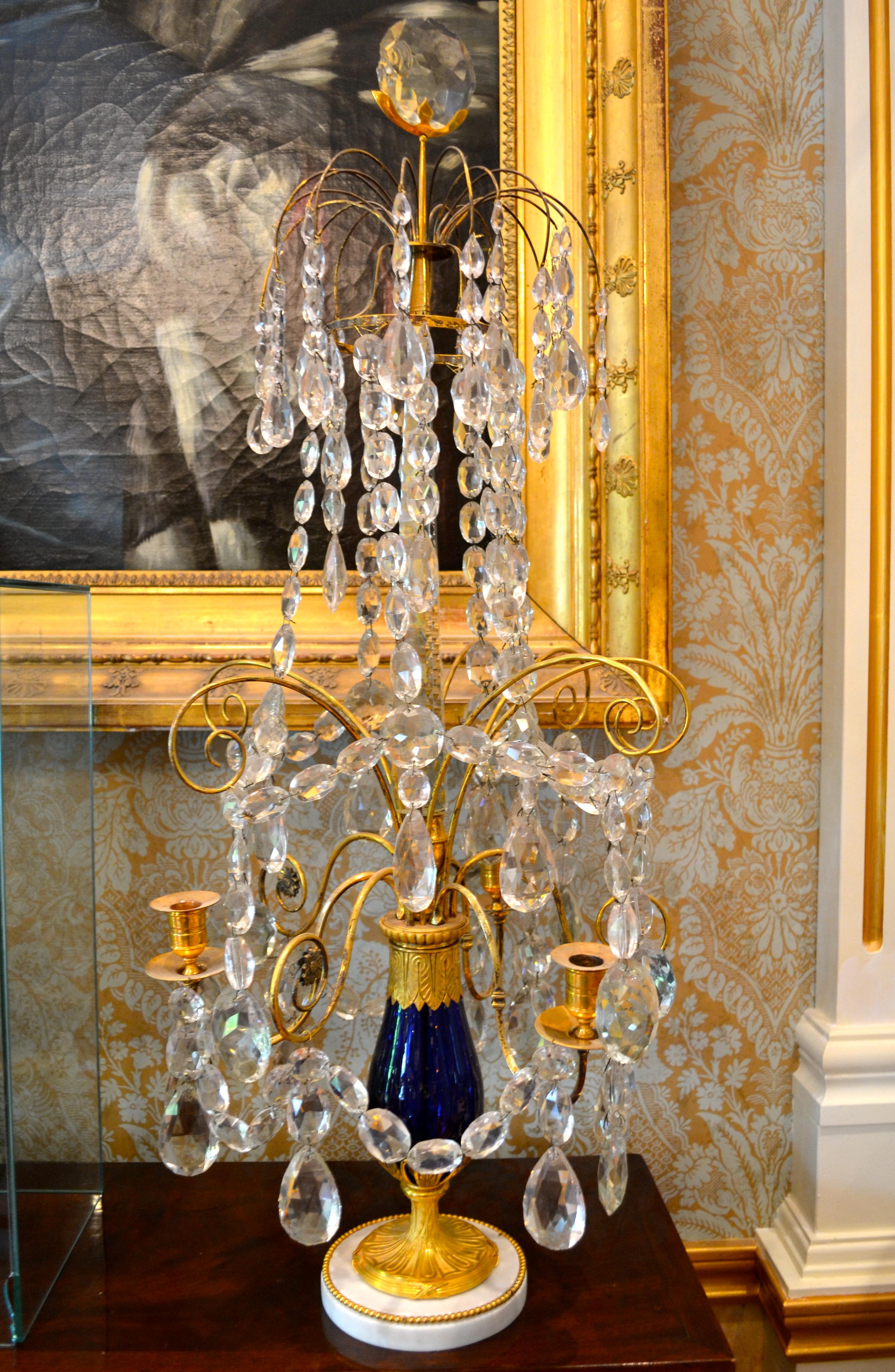 Russisches kaiserliches Kristall Kobaltblaues Glas und vergoldete Bronze Girandolen Tsar Ära (19. Jahrhundert) im Angebot