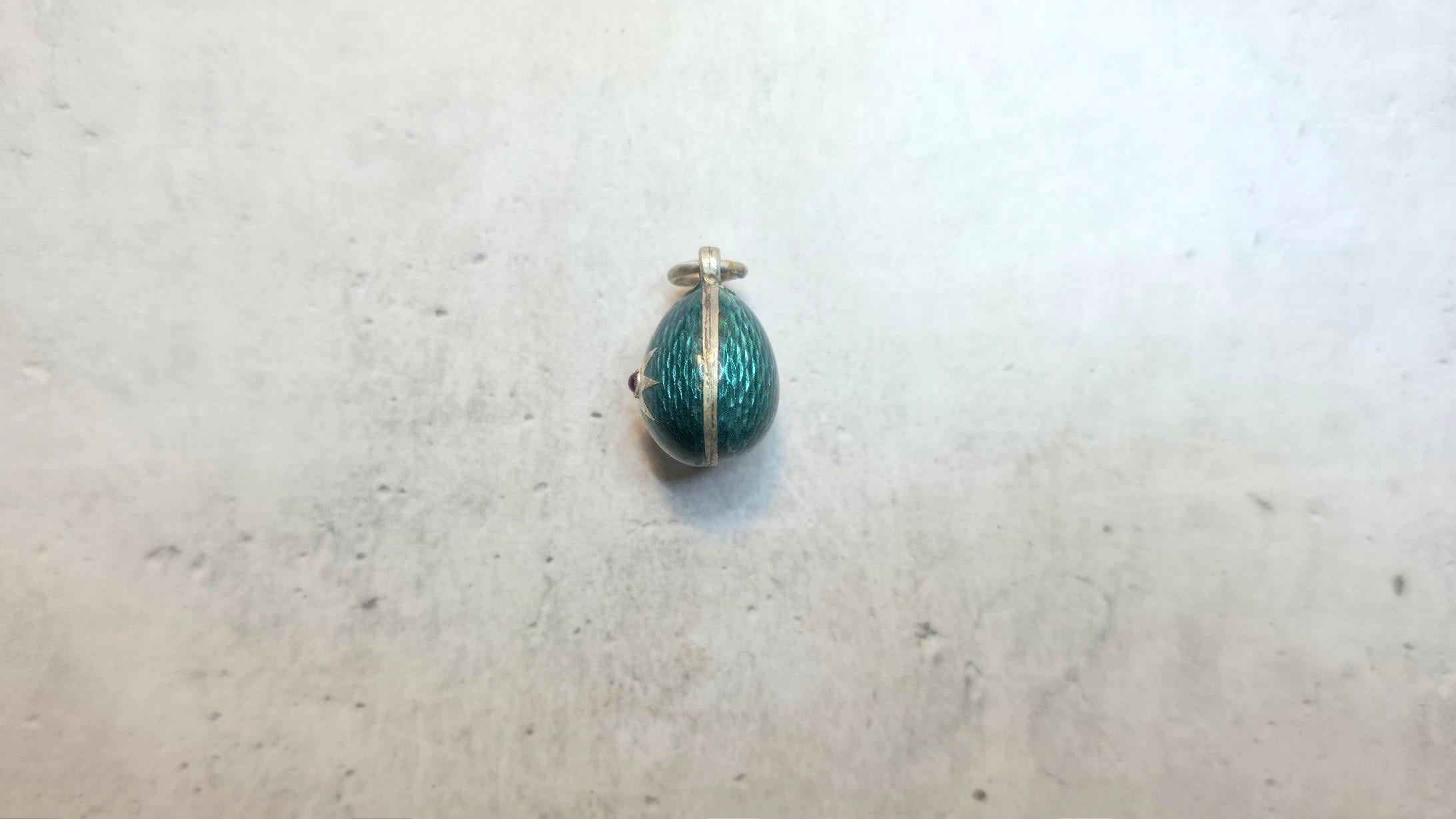 Imperial Russian Guilloche Egg Pendant with Ruby, workmaster Alfred Thielemann In condizioni buone in vendita a Chesterland, OH