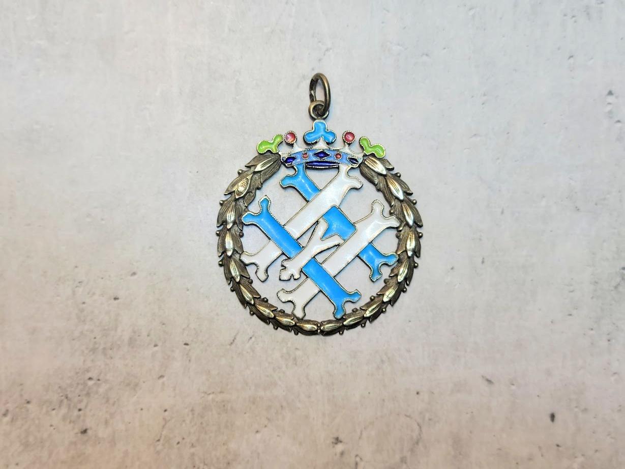 Ein weiteres einzigartiges Stück aus unserer Sammlung ist das kaiserliche Emaille-Silbermonogramm von Großfürst Nikolaus Michailowitsch, das im kaiserlichen Russland von Meister Alfred Thielemann gefertigt wurde.

Der Anhänger misst 43 mm (1,7
