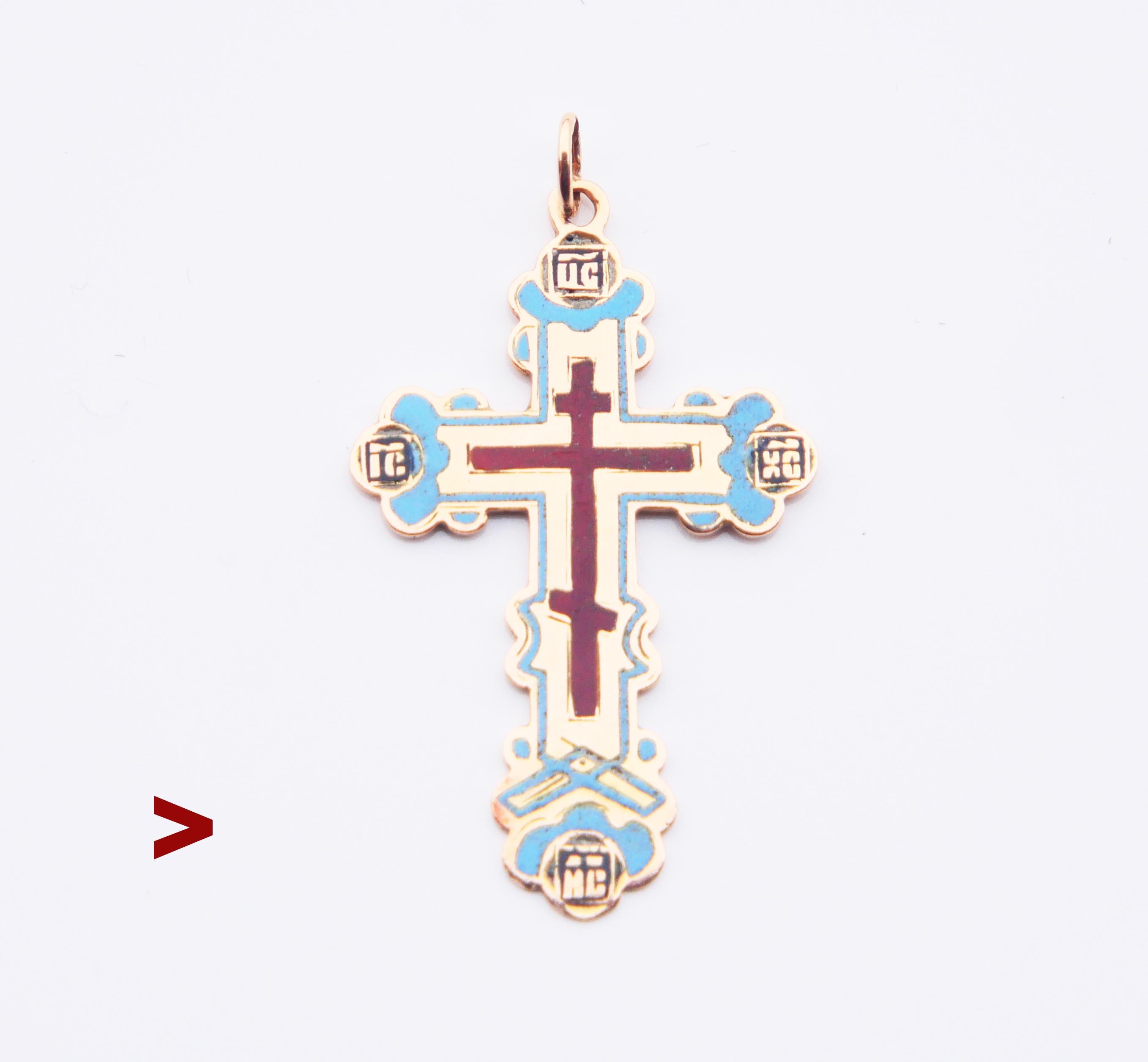 Antike russisch-orthodoxe Kreuz Anhänger in massivem 56 / 14K Gelbgold mit roten und blauen Emaillen verziert. Die kyrillische / russische Abkürzung auf der Vorderseite über seinem Kopf  