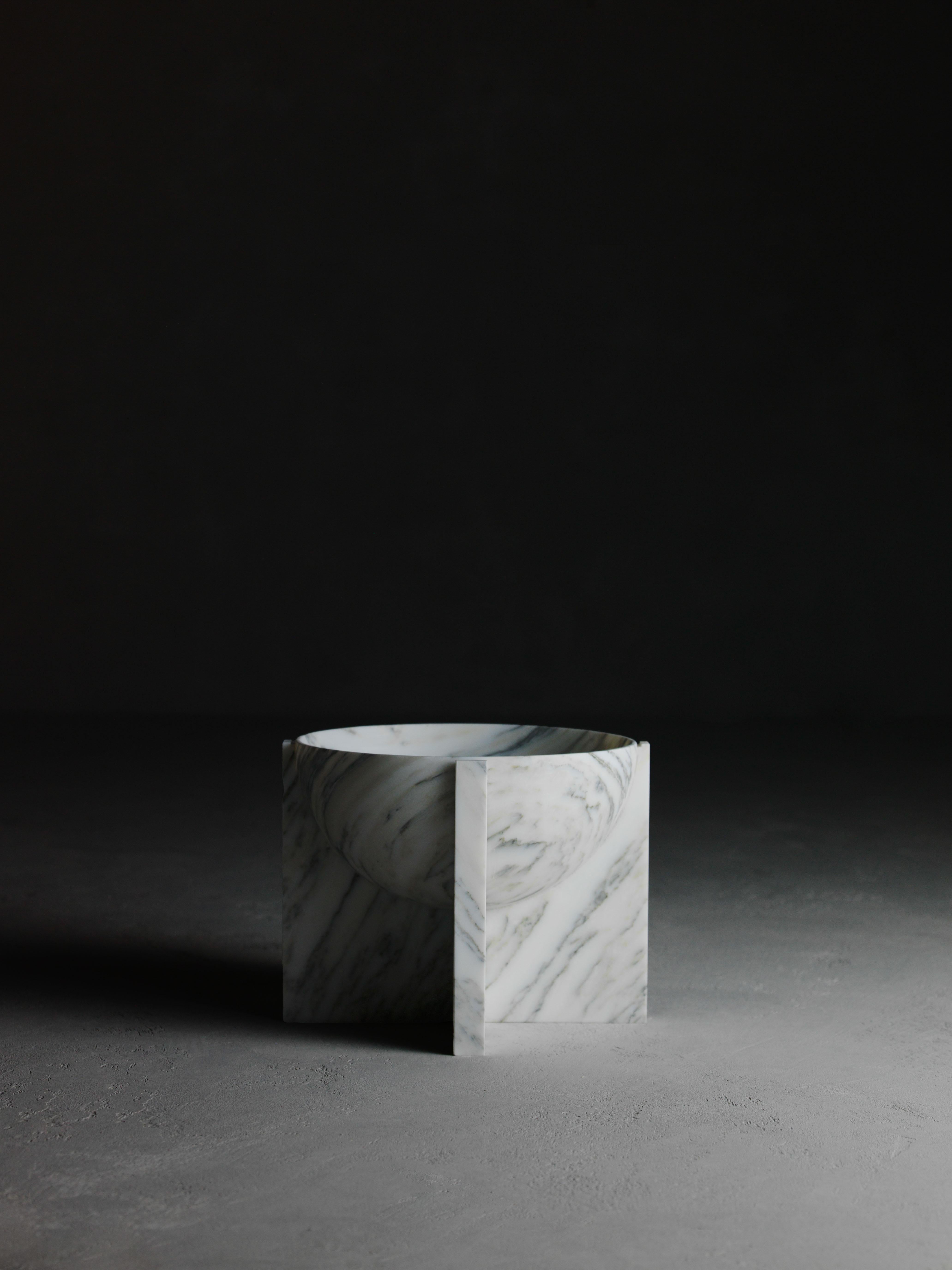 Dekoratives Objekt Imperial S von Kreoo, Imperial S 
Entworfen von Christophe Pillet
Abmessungen: Ø 32 x H 25 cm.
MATERIALIEN: Calacatta-Marmor.

Erhältlich in verschiedenen Marmor- und Travertinvarianten. Erhältlich in drei verschiedenen Größen.