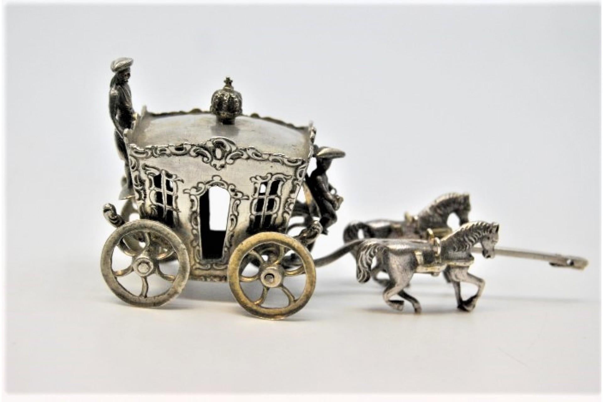 Description : Voiture impériale en argent tirée par six chevaux. Métal : Argent. Origine : Pays Bas. Marque : Espada. Poids : 83,87 grammes. Dimensions : . Contenu : 835/1000. Marque d'essai : Oui, depuis 1953. Informations complémentaires : Bon