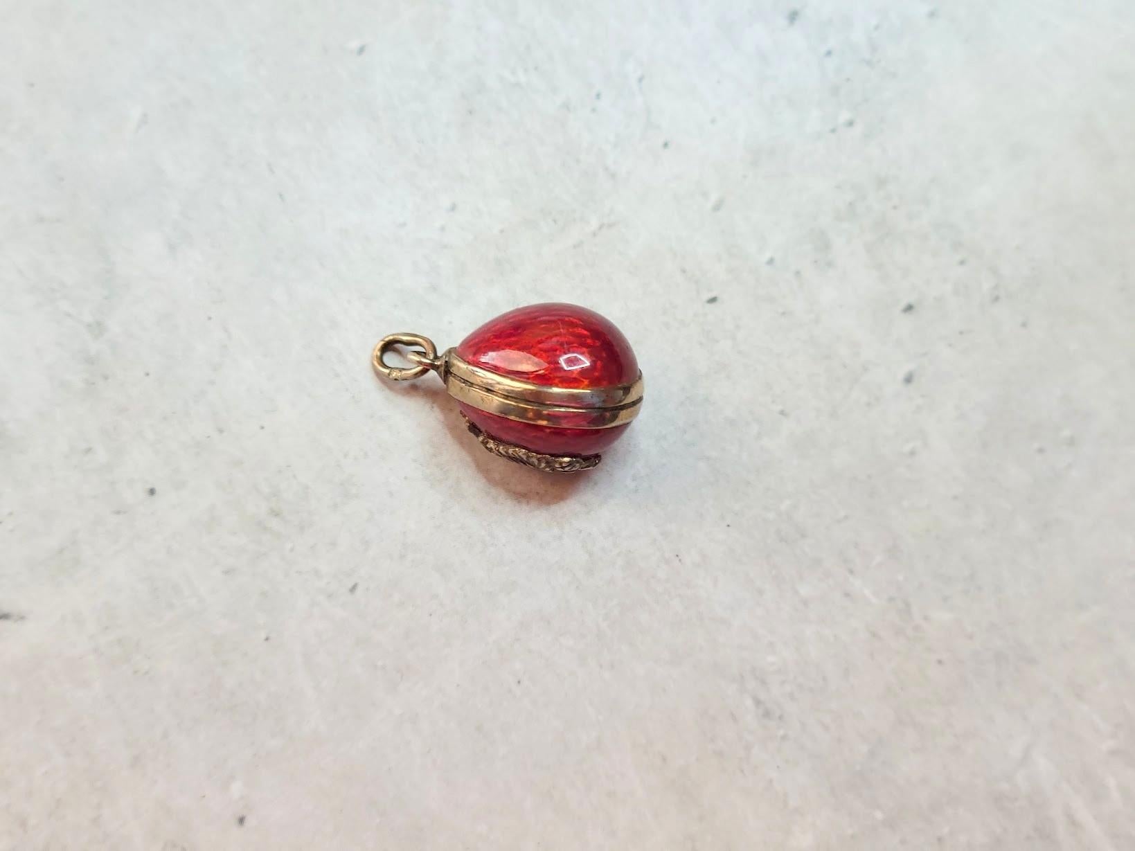 Ciondolo a forma di uovo con stemma imperiale in argento dorato e smalto In condizioni ottime a Chesterland, OH