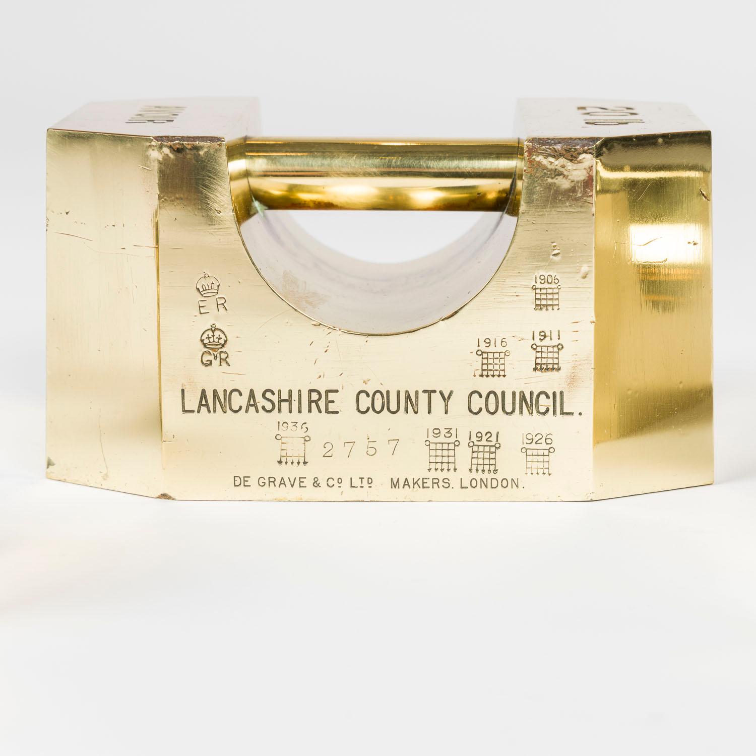 Un ensemble de trois poids Avoir standard impérial par De Grave of London, pour le Lancashire County Council, daté de 1906.

5, 10, & 20 lbs.

Numéro d'acte : 2757.

Estampillé avec les chiffres royaux et les marques de date de la herse.


5 livres