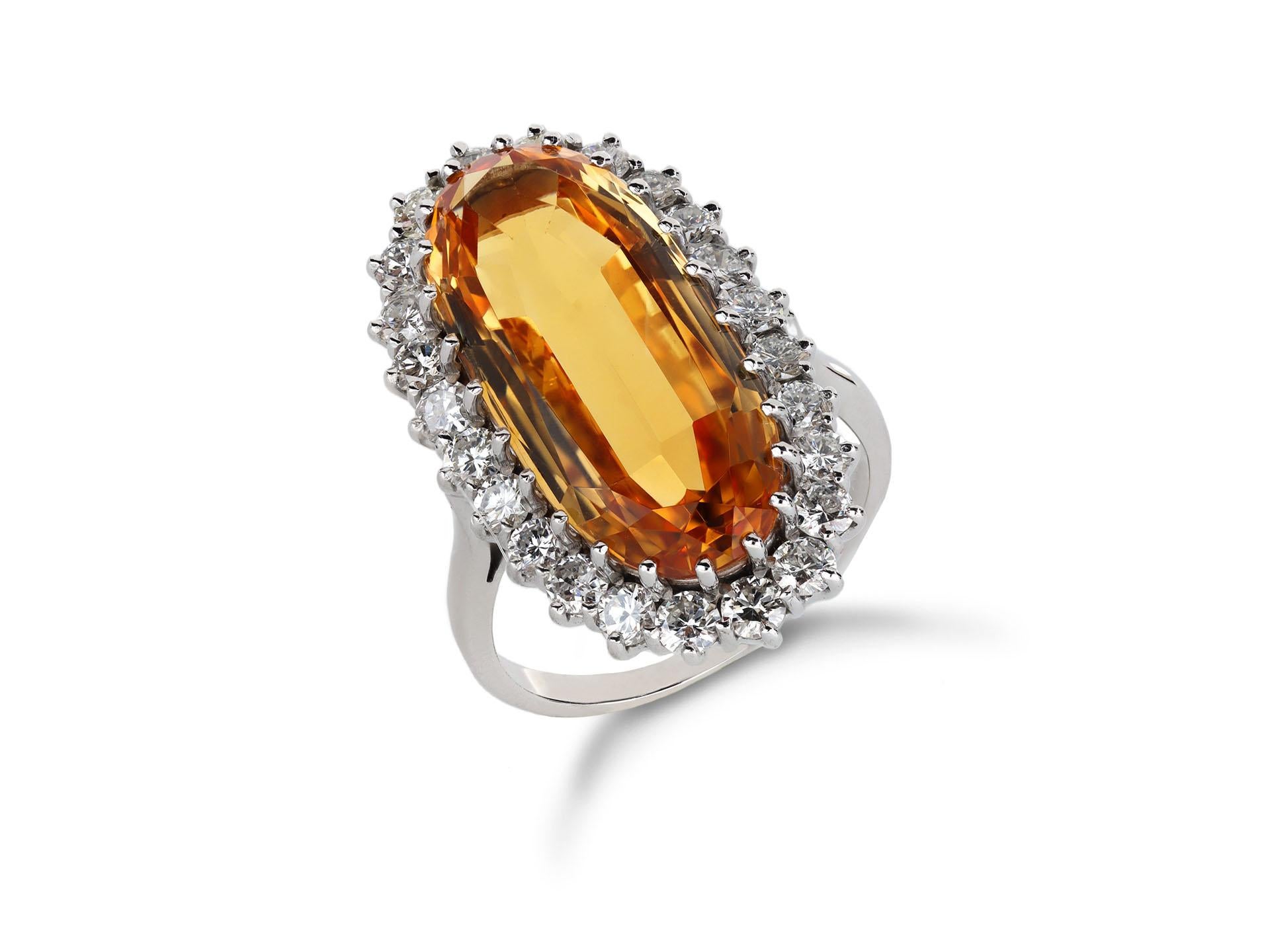 Imperialer Topas-Diamant-Cluster-Ring. In der Mitte ein ovaler, gemischter Scherenschliff aus natürlichem gelborangem Topas in einer offenen Krallenfassung mit einem ungefähren Gewicht von 10,20 Karat, umgeben von vierundzwanzig runden Diamanten im