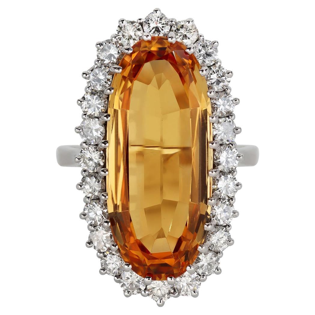 Anillo imperial de topacio y racimo de diamantes, inglés, 1983.