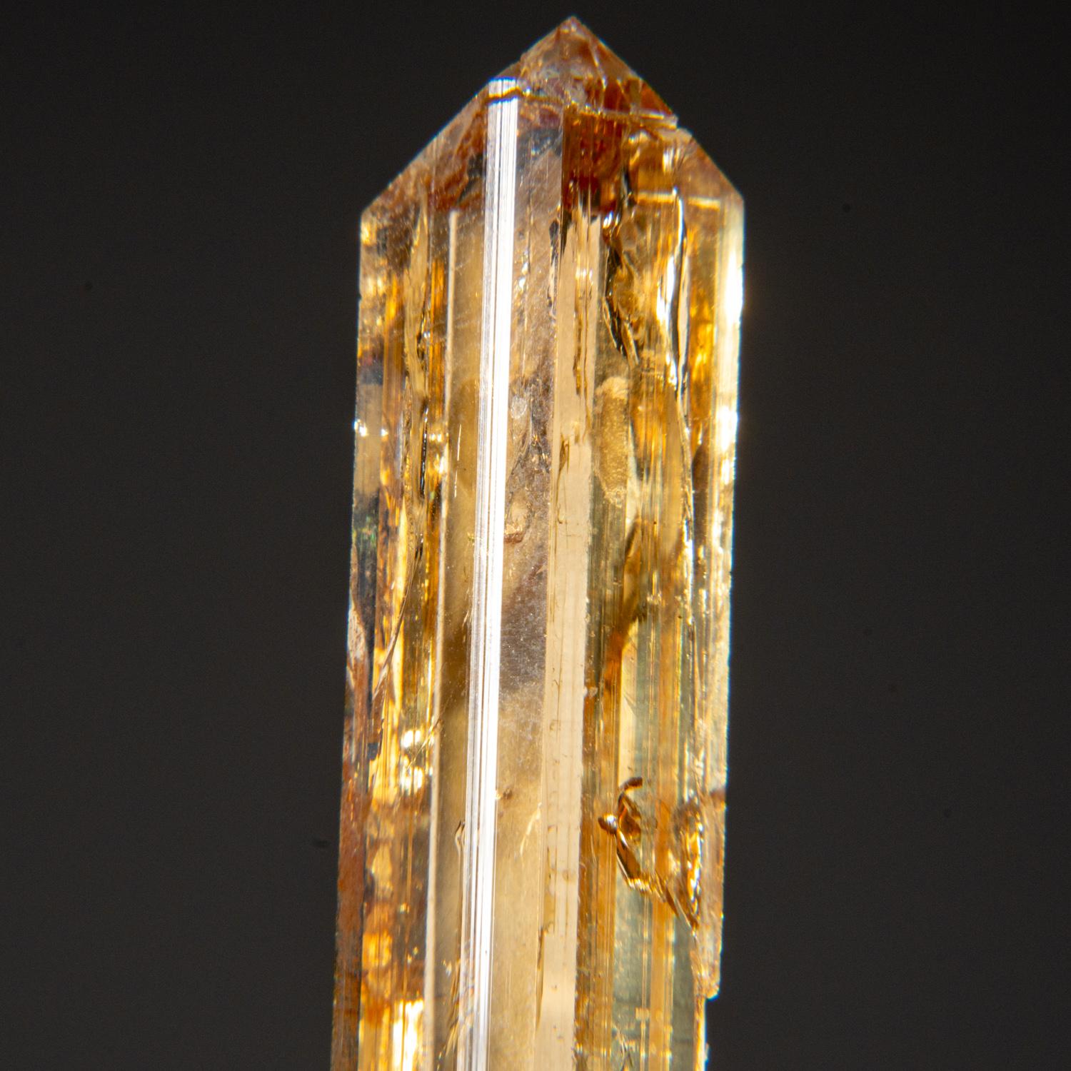 De Kunar, Afghanistan

Grand cristal unique de Topaze transparente de couleur sherry avec des terminaisons pinacoïdes basales complexes et nettes. Le cristal est bien formé avec des faces à l'éclat vitreux.

 

Poids : 15,2 grammes, Taille : 0,5 x