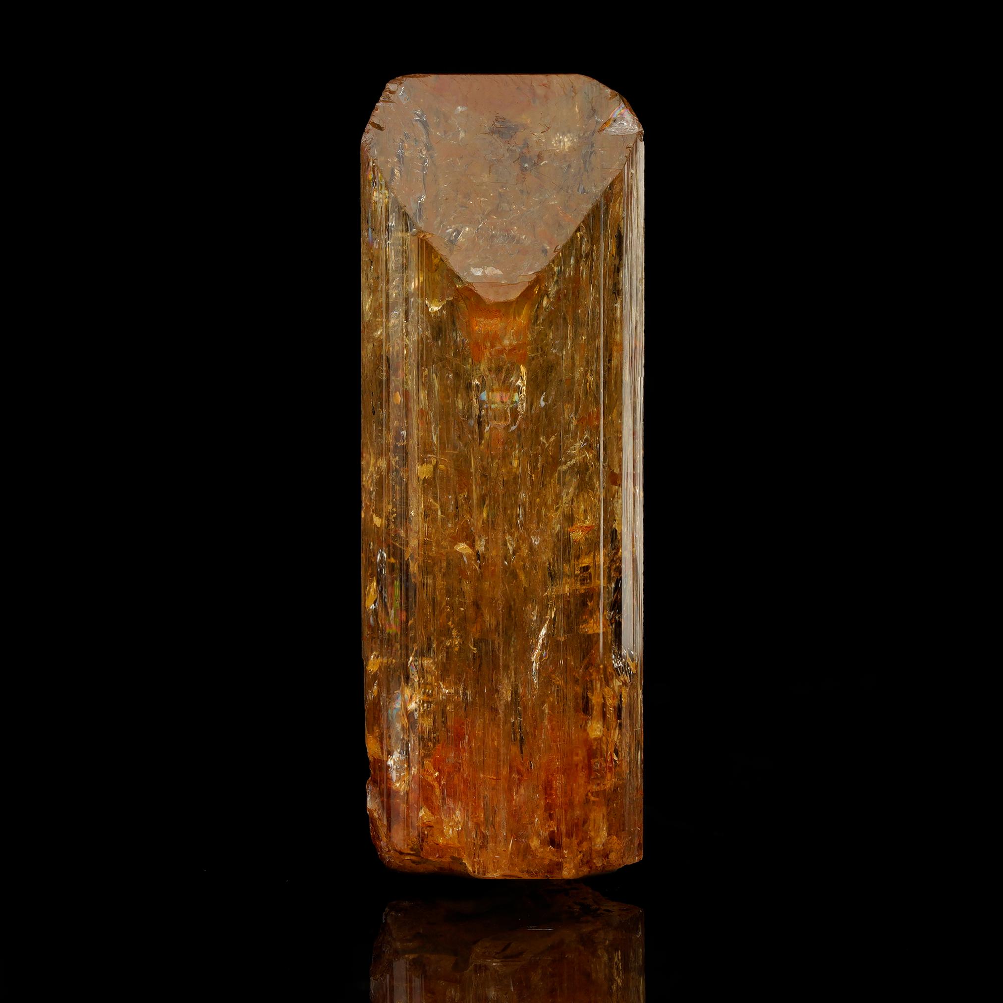 Con un peso di 19 grammi, questo Topazio Imperiale dello Zambia è una testimonianza di bellezza naturale. Il suo colore accattivante e la sua qualità lo rendono un must per i collezionisti.

Caratteristiche principali:
Dimensioni: 3,81 cm di