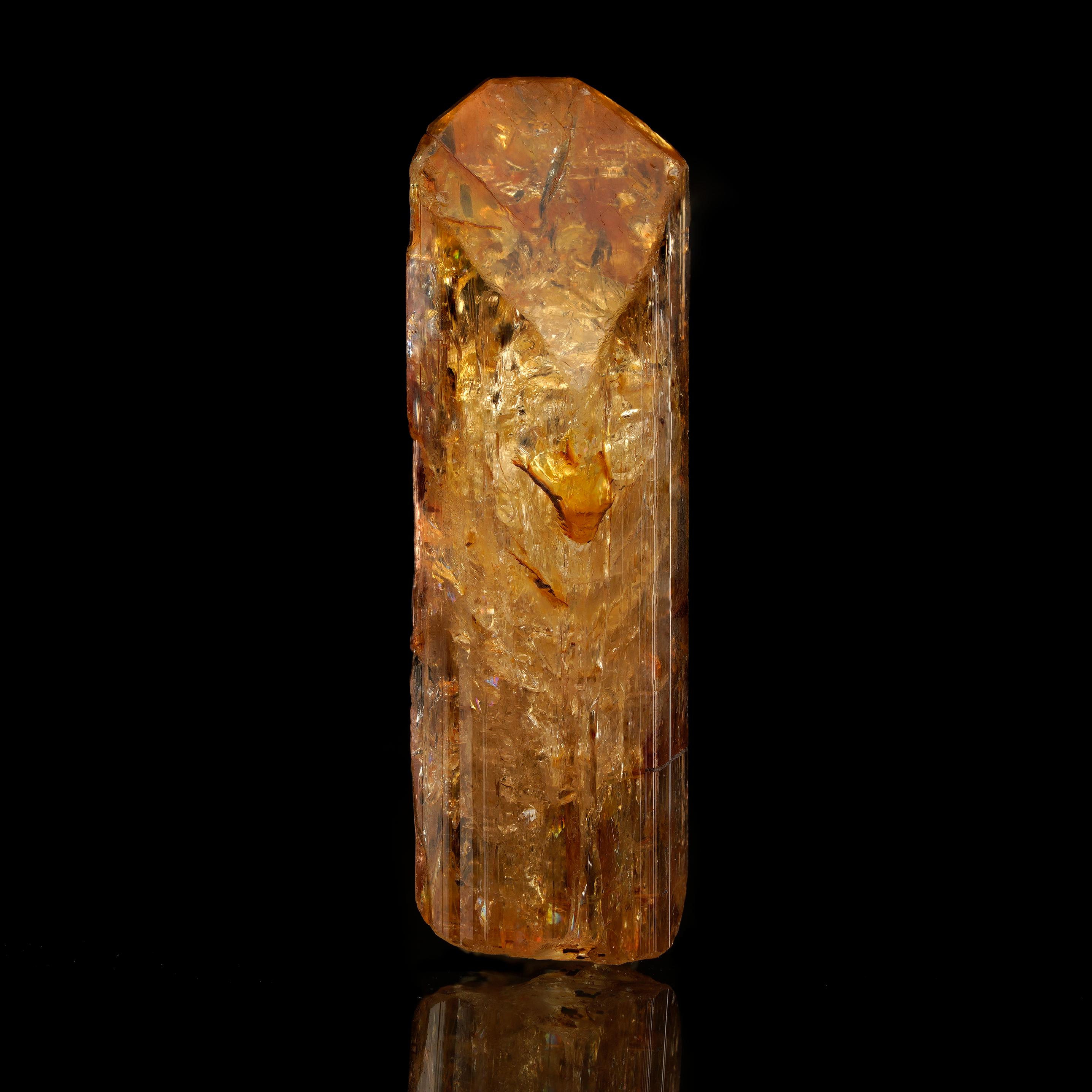 Cette topaze impériale de 21 grammes provenant de Zambie présente une couleur et une forme exquises, ce qui en fait une pièce de valeur pour tout amateur de pierres précieuses.

Caractéristiques principales :
Dimensions : 4,4 cm de hauteur, 1,27 cm