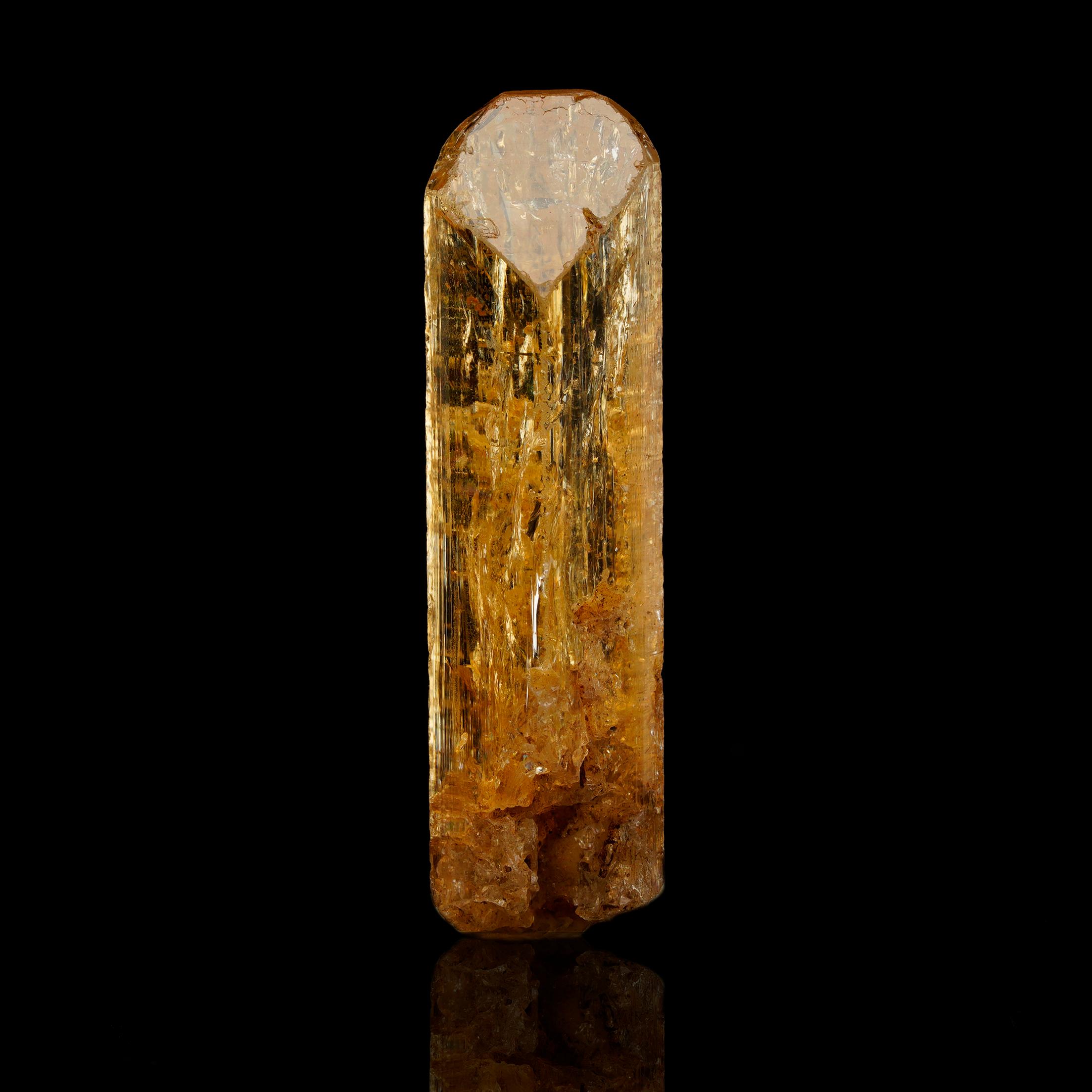 Questo impressionante Topazio Imperiale dello Zambia pesa ben 26 grammi. Il suo colore vibrante e la sua chiarezza lo rendono un pezzo di spicco per ogni appassionato di gemme.

Caratteristiche principali:
Dimensioni: 4,9 cm di altezza, 2 cm di