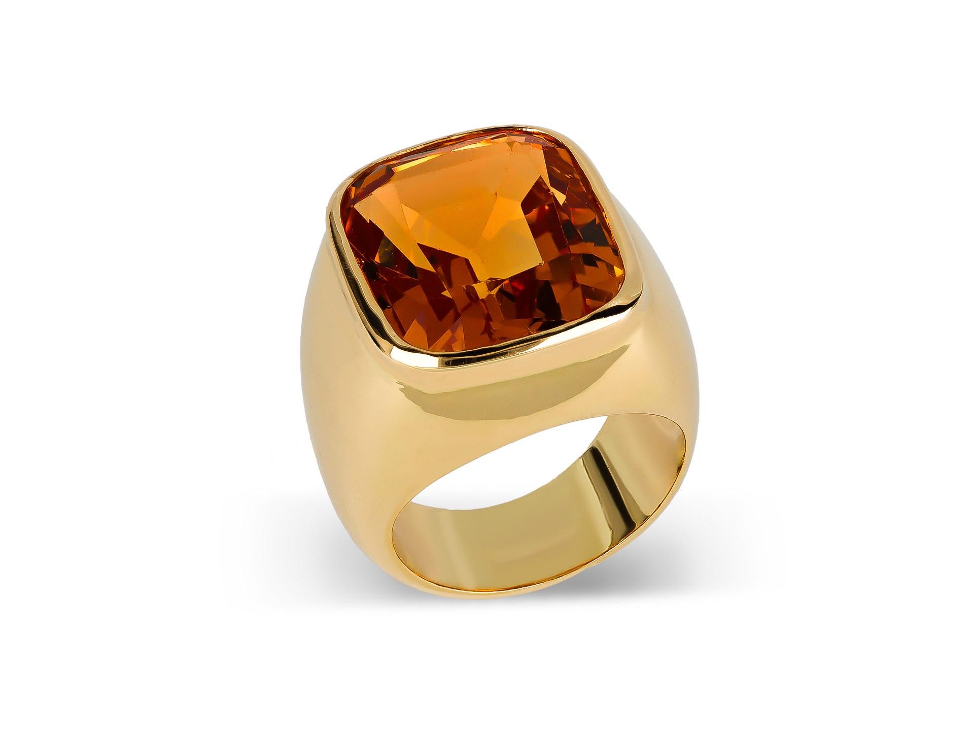 Anello solitario con topazio imperiale. Al centro è incastonato un topazio imperiale naturale taglio cuscino in un'incastonatura rubover aperta sul retro con un peso approssimativo di 20,85 carati, su un sorprendente design solitario con un castone