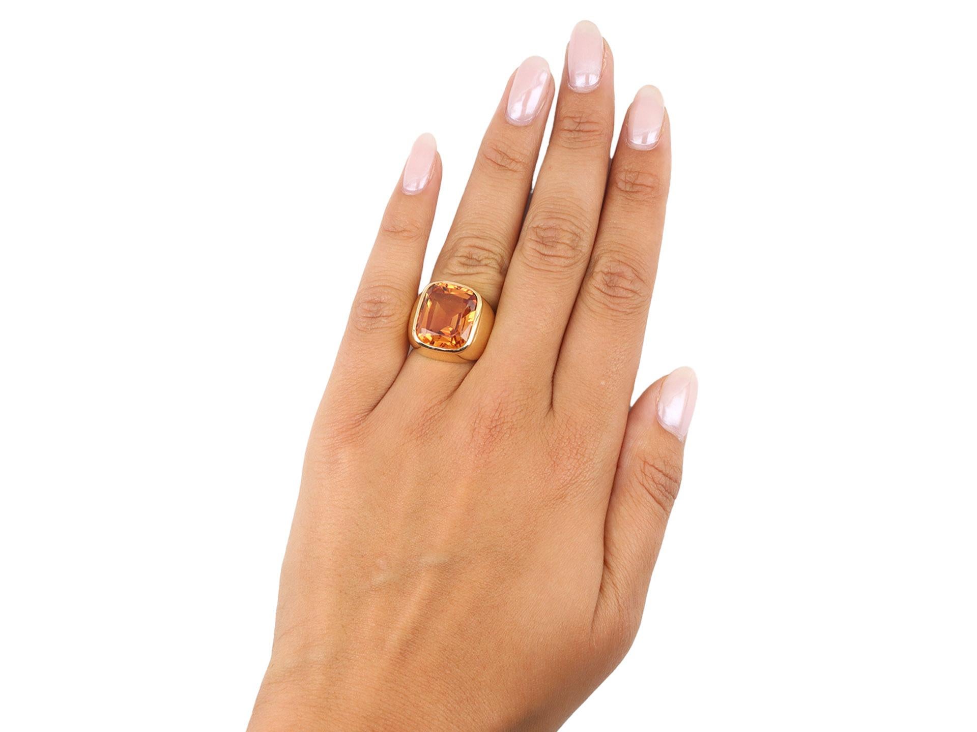 Taglio cuscino Anello solitario con topazio imperiale, Francia, circa 1970. in vendita
