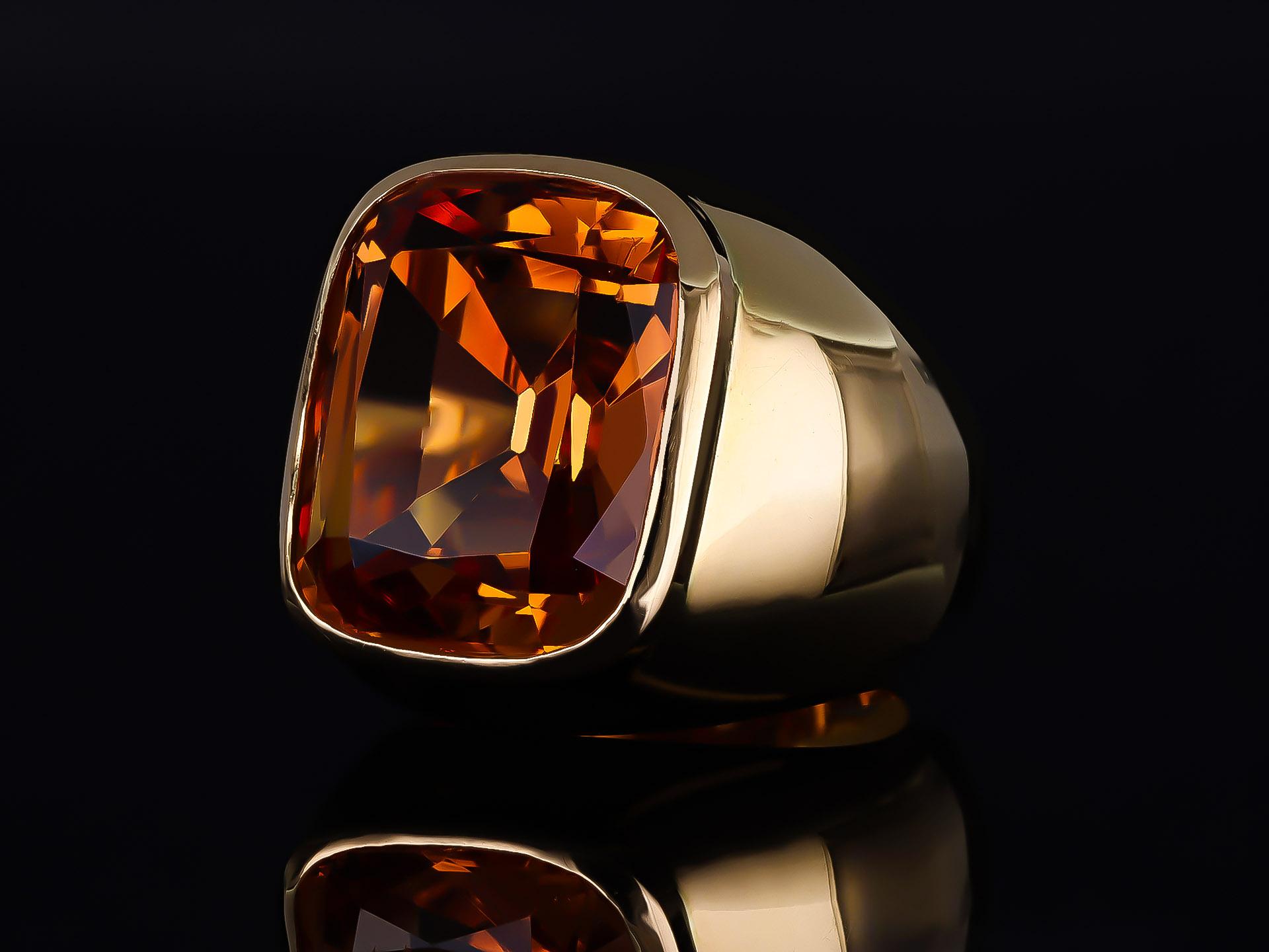 Anello solitario con topazio imperiale, Francia, circa 1970. In condizioni buone in vendita a London, GB