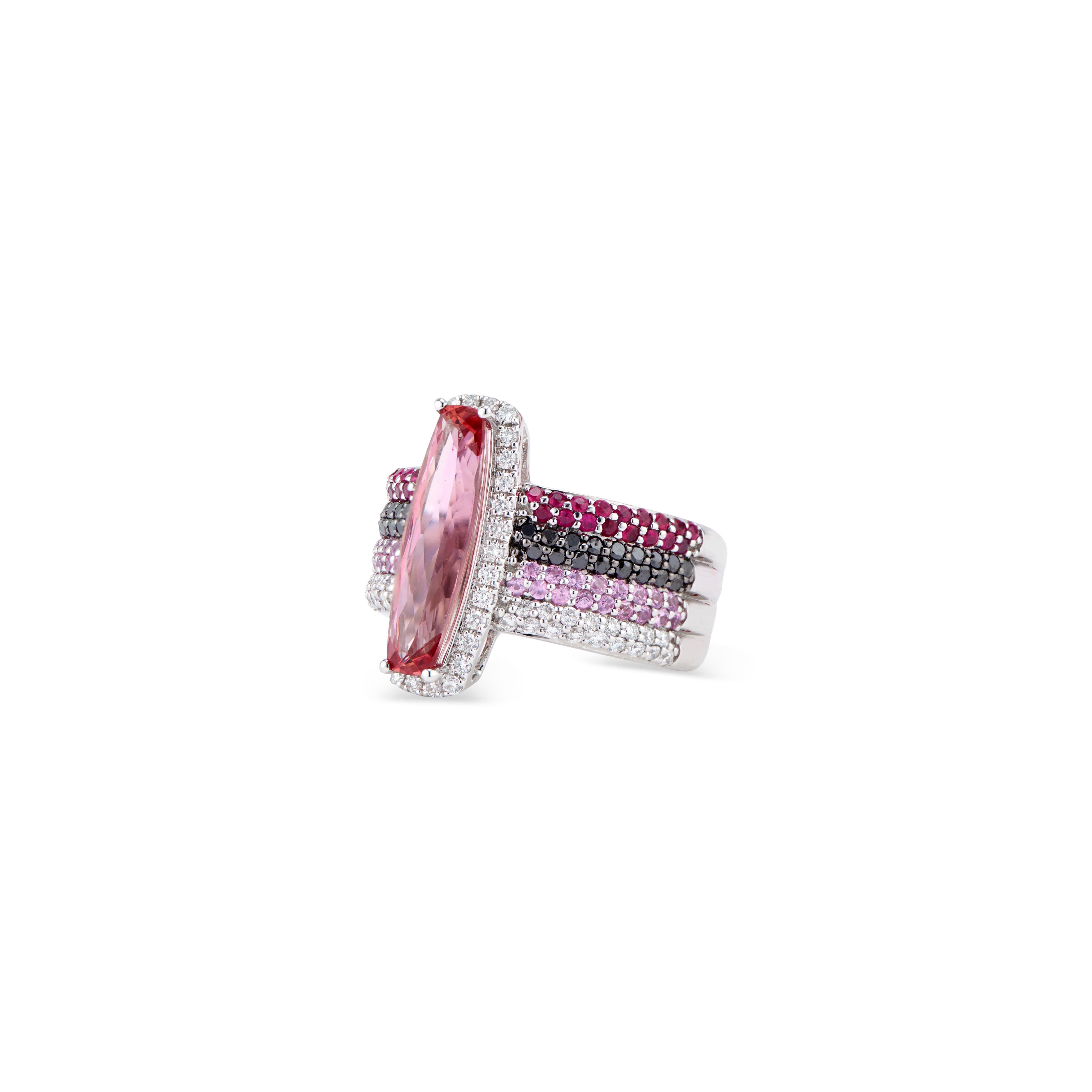 Seltener Imperialtopas aus Brasilien von 2,46 ct, besetzt mit 0,70 ctw  Diamanten, 0,29 ctw Rubinen und 0,29 ctw rosa Saphiren, gefasst in 18 Karat Weißgold