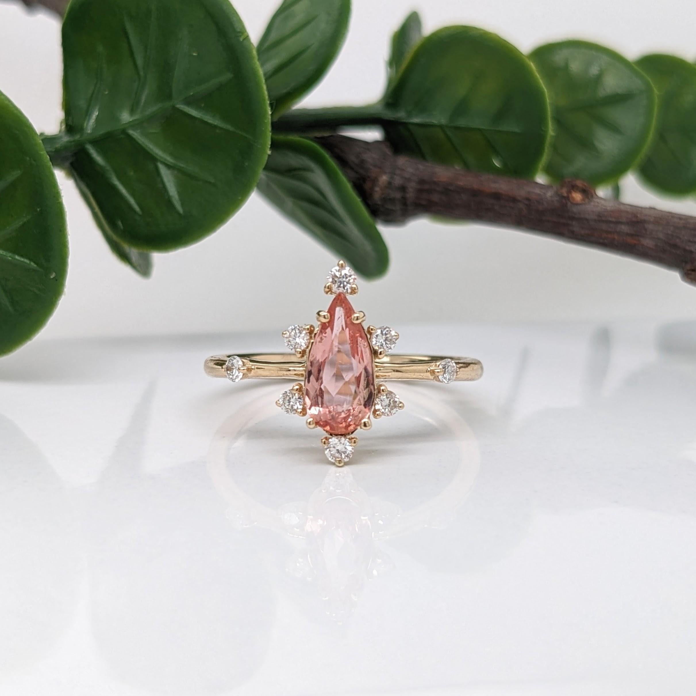 Specifiche

Tipo di articolo: Anello
Pietra centrale: Topazio Imperiale
Trattamento: Riscaldato
Peso: 0,79ct
Dimensioni della testa: 9,2x4,5 mm
Forma: A pera
Durezza: 8
Origine: Brasile

Metallo: 14k/2.074g
Diamanti SI/GH: 8/0,18 cttw

Sku: