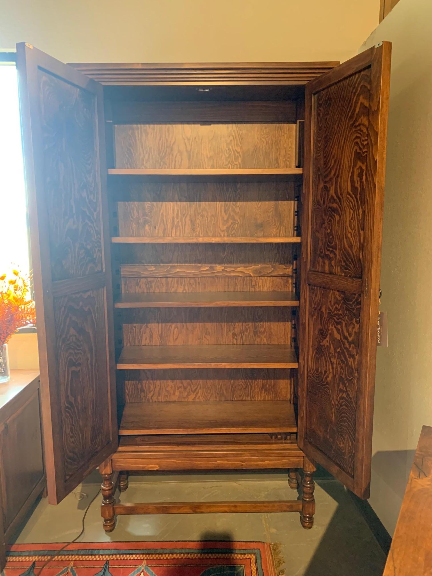 Cette armoire à treillis impériale unique en son genre est fabriquée à la main en pin avec une superbe finition Séville.

-Profondeur intérieure de l'étagère : 14