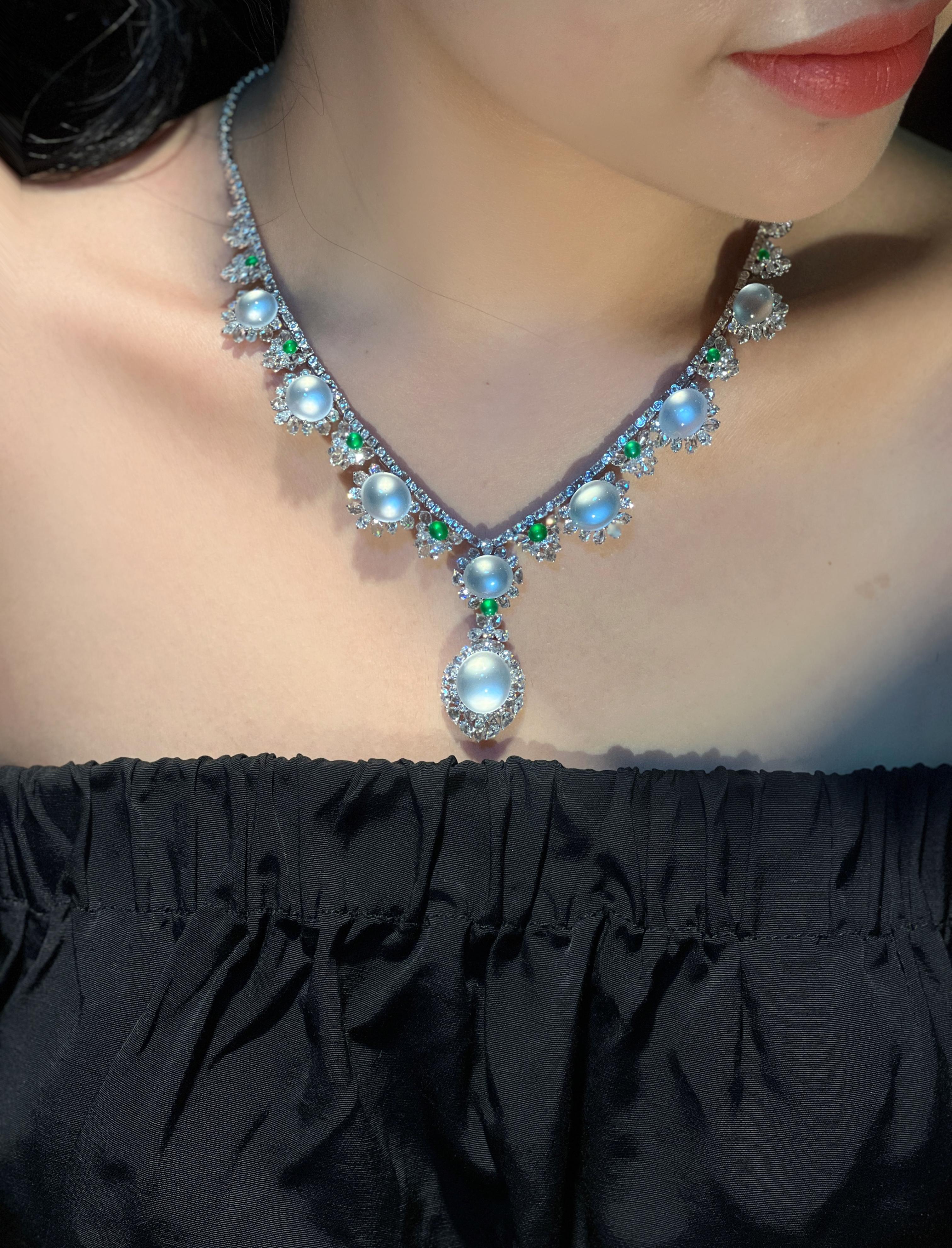 da uomo o donna Collana Imperiale di giadeite bianca con cabochon e diamanti in vendita