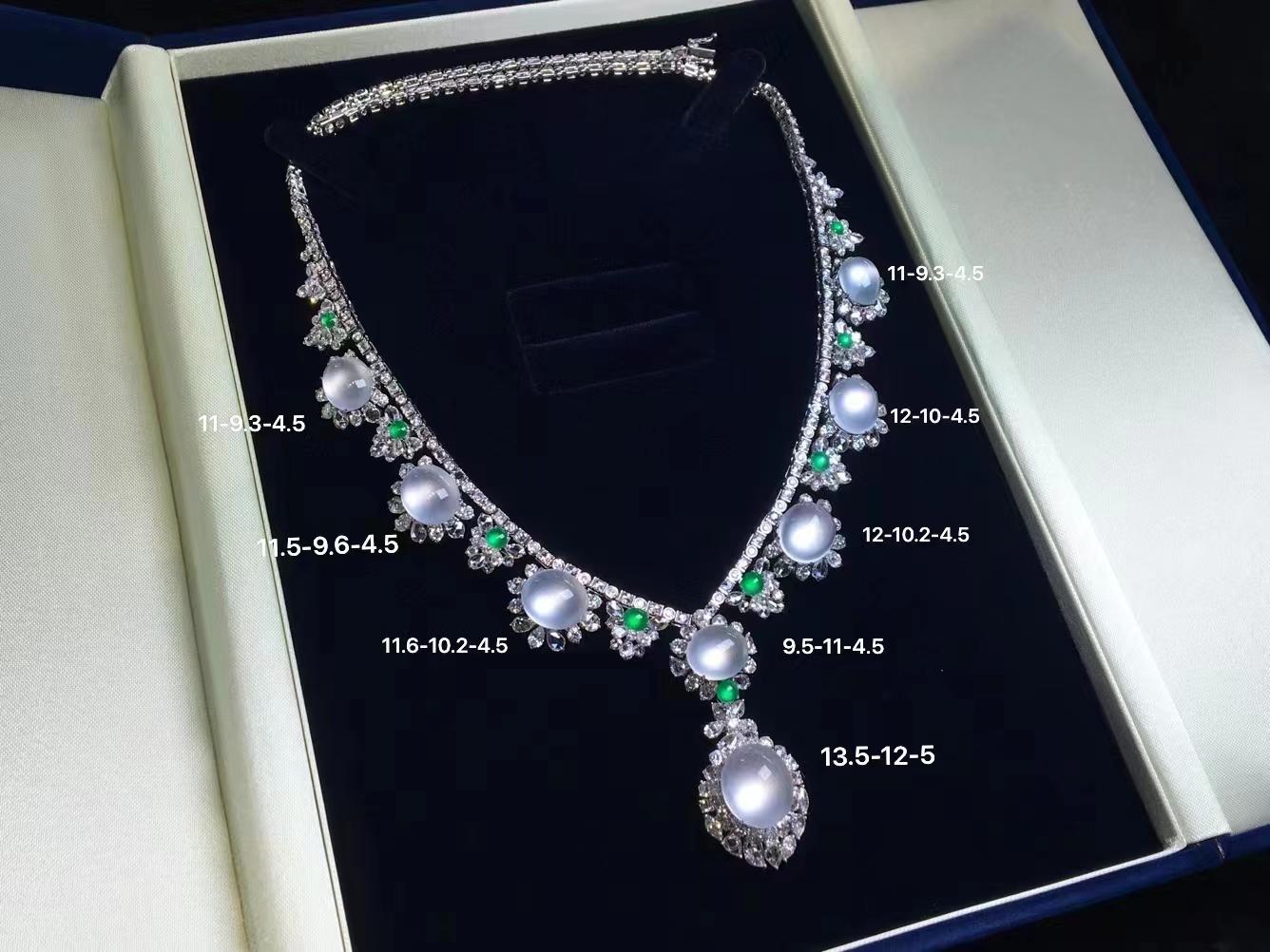 Questa magnifica collana è composta da otto pezzi di giadeite bianca traslucida di alta qualità e nove pezzi di piccole giade verdi imperiali, decorate con diamanti per un peso totale di 12,48 carati, montati in oro bianco 18 carati. 
L'azienda è