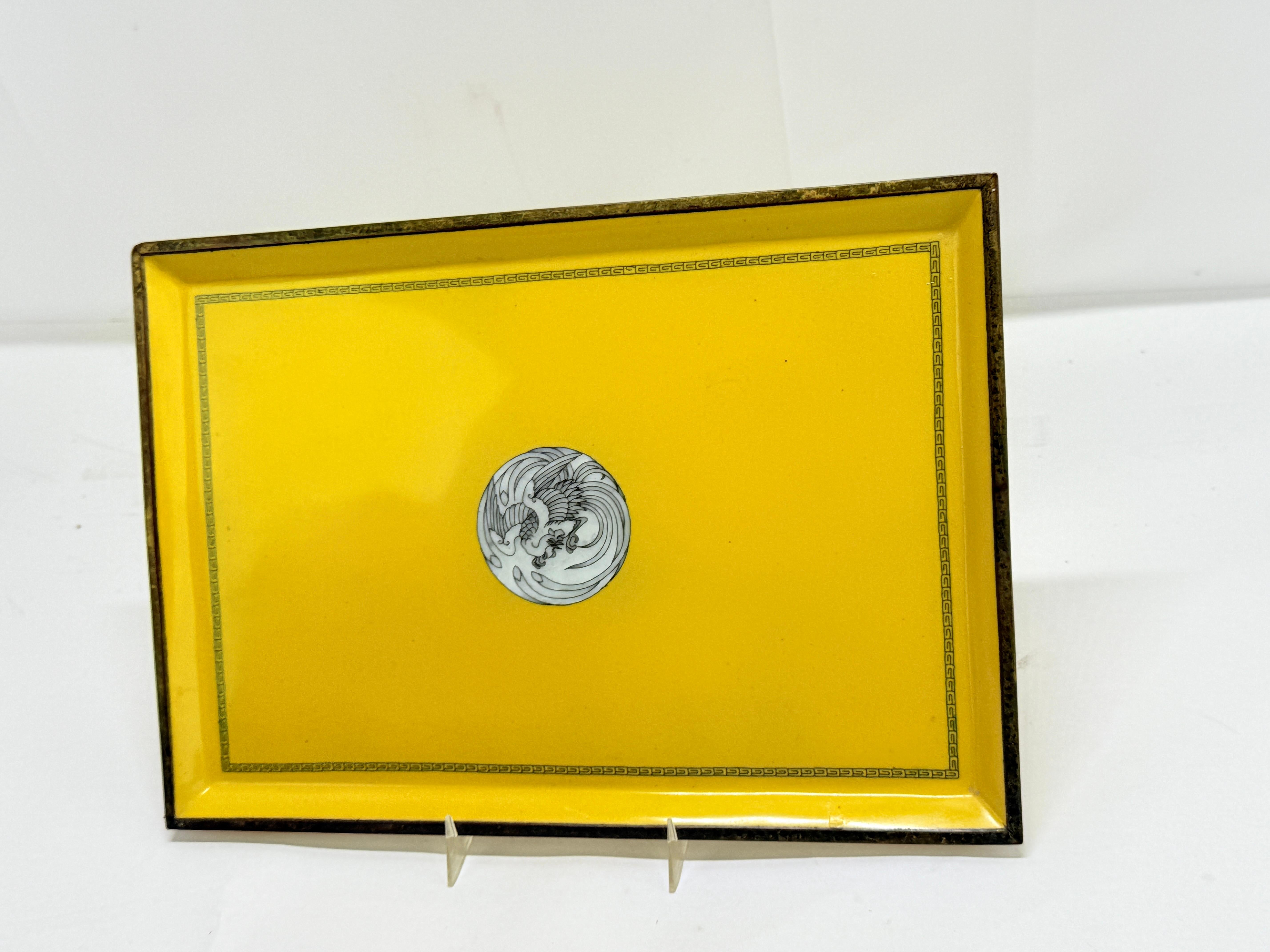Giapponismo Vassoio in smalto cloisonné giapponese giallo-imperiale con medaglione a forma di fenice, epoca Showa in vendita