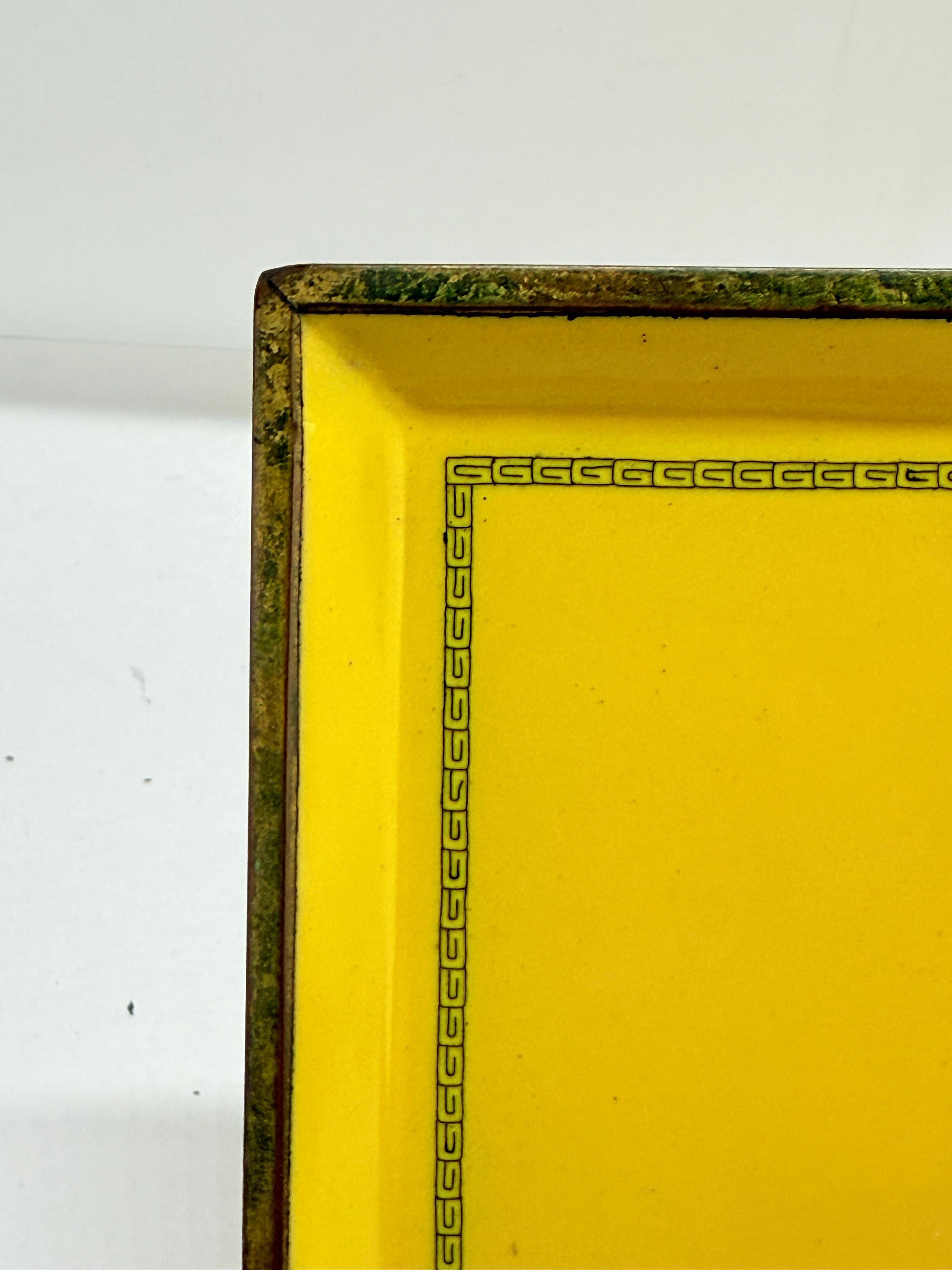 Giapponese Vassoio in smalto cloisonné giapponese giallo-imperiale con medaglione a forma di fenice, epoca Showa in vendita