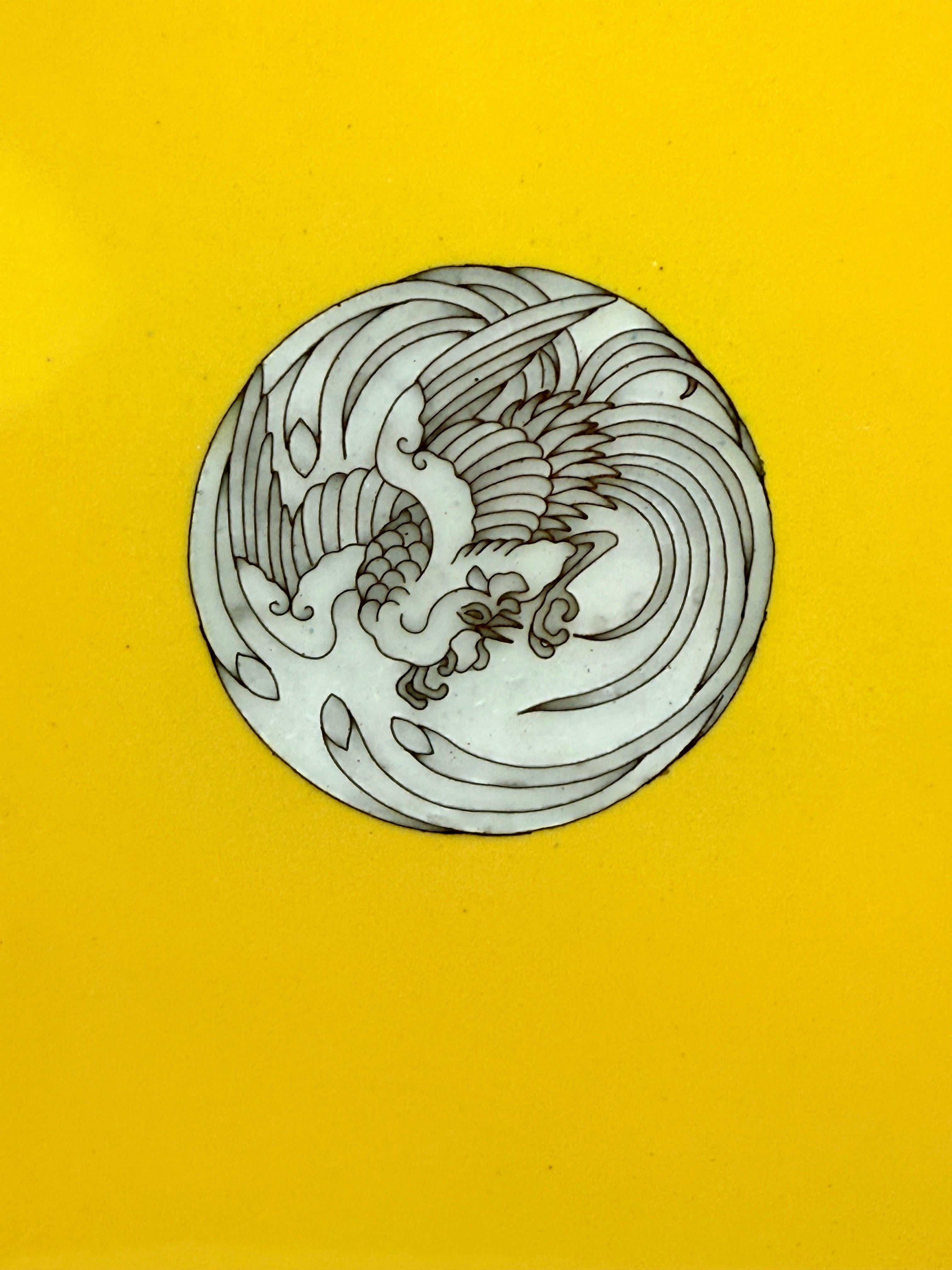 Vassoio in smalto cloisonné giapponese giallo-imperiale con medaglione a forma di fenice, epoca Showa In condizioni buone in vendita a Atlanta, GA
