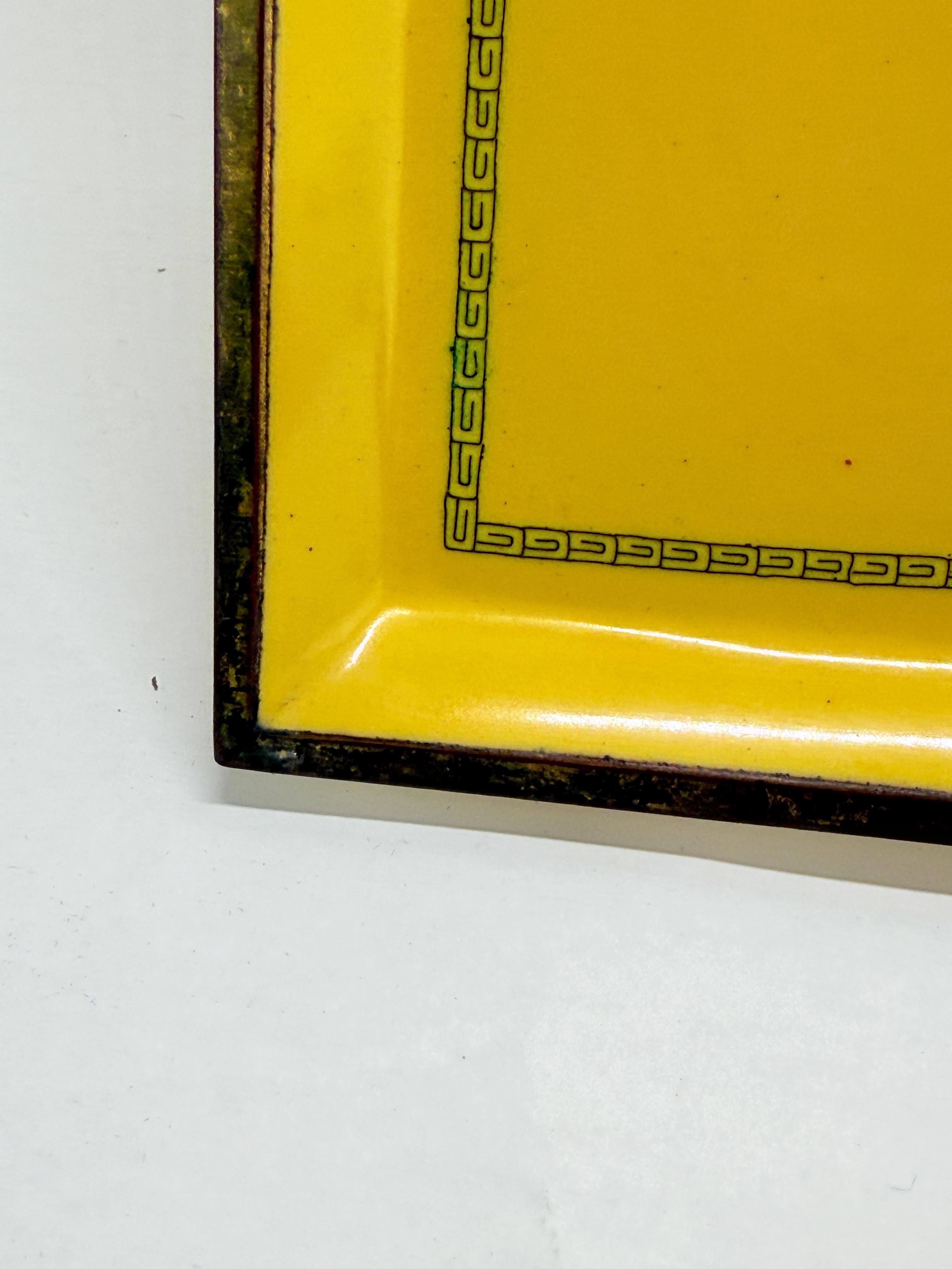 XX secolo Vassoio in smalto cloisonné giapponese giallo-imperiale con medaglione a forma di fenice, epoca Showa in vendita