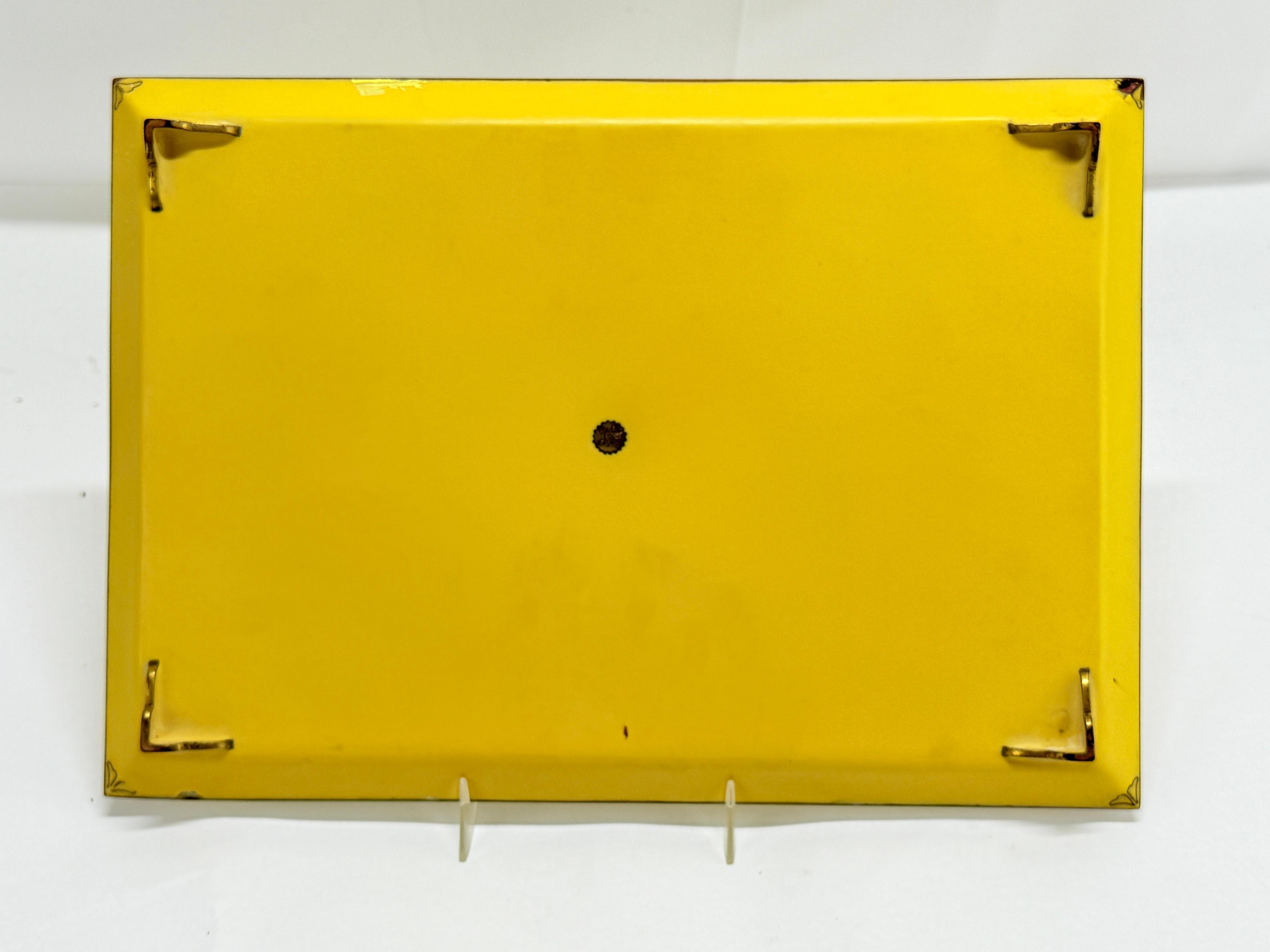 Ottone Vassoio in smalto cloisonné giapponese giallo-imperiale con medaglione a forma di fenice, epoca Showa in vendita